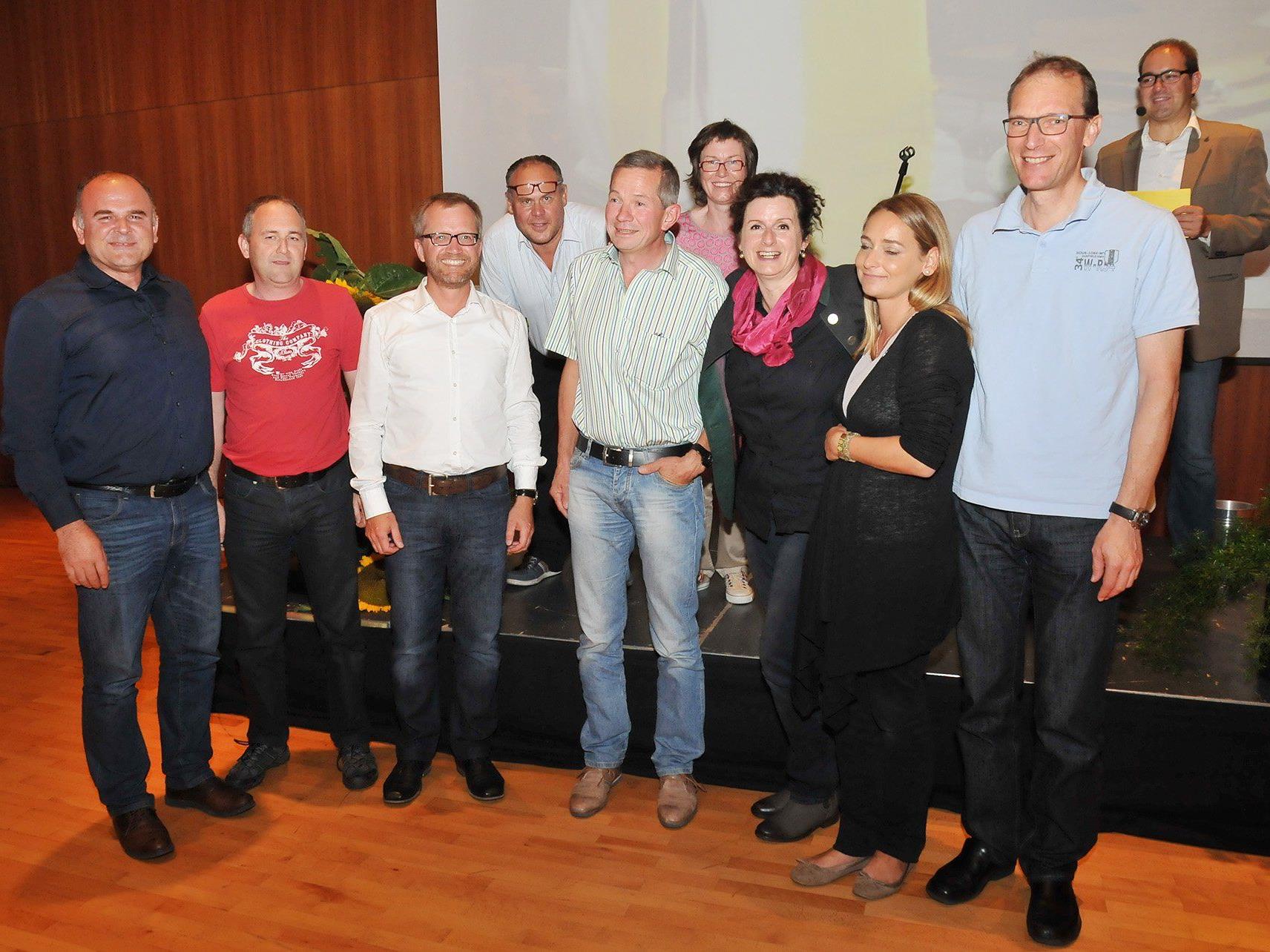 Das Gewinner-Team des „Kirchen-Maus-Quiz“ mit Mitgliedern des Pfarrgemeinderats.