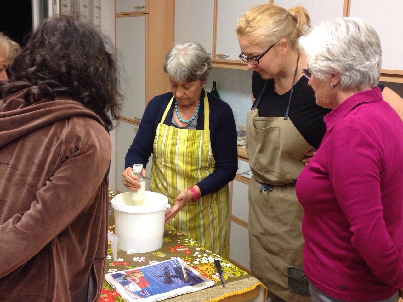 Unter fachmännischer Anleitung entstehen duftende Kräuterseifen Unter fachmännischer Anleitung entstehen duftende Kräuterseifen