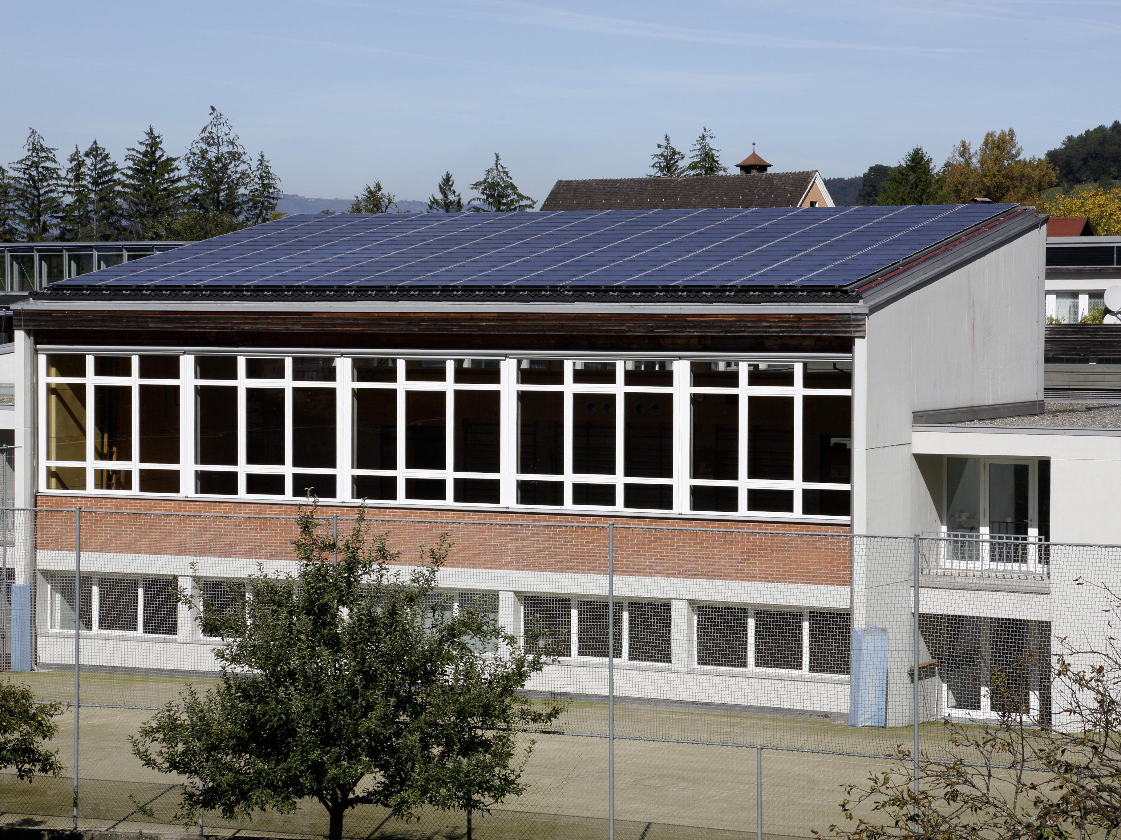 An der Mittel und Volksschule Muntlix gibt es ein Photovoltaik Bürgerbeteiligungsprojekt.