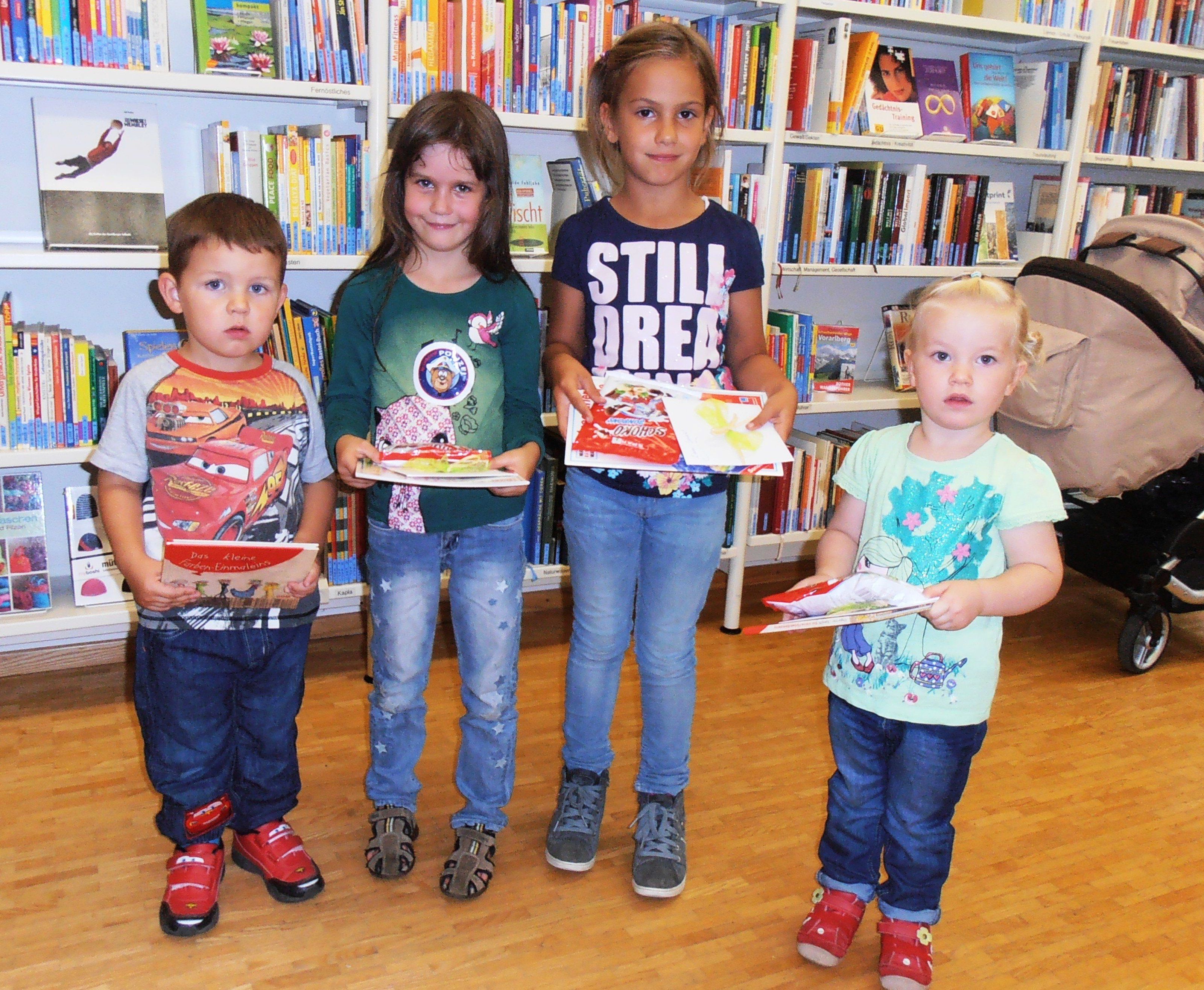 Samuel, Judith, Lara und Sarah (v.l.) freuen sich über ihre Preise Samuel, Judith, Lara und Sarah (v.l.) freuen sich über ihre Preise