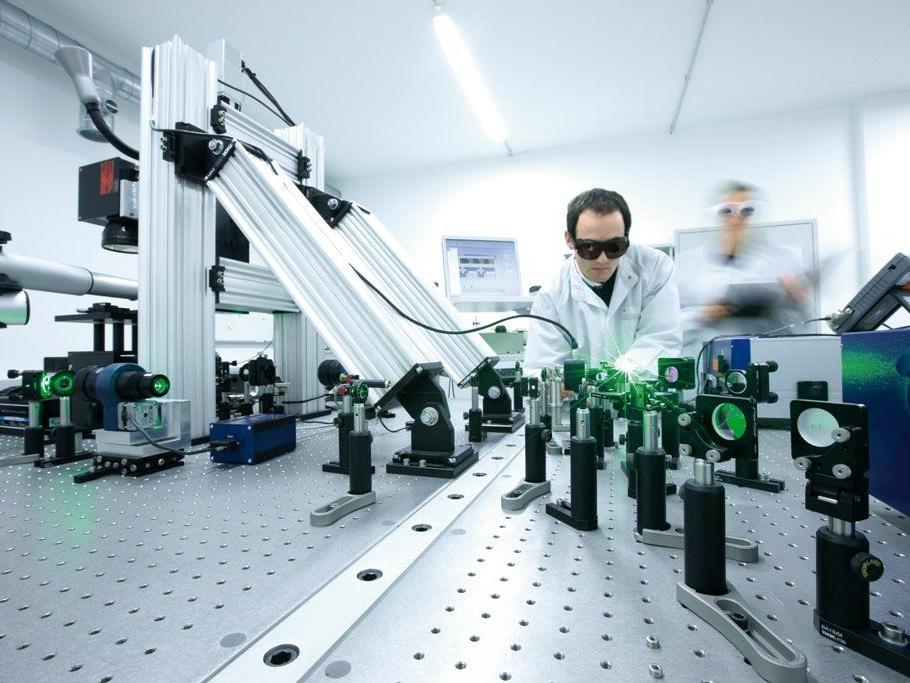In einer der weltweit modernsten Laser-Fertigungsstätten werden jährlich mehrere hundert Ultrakurzpuls-Laser hergestellt.