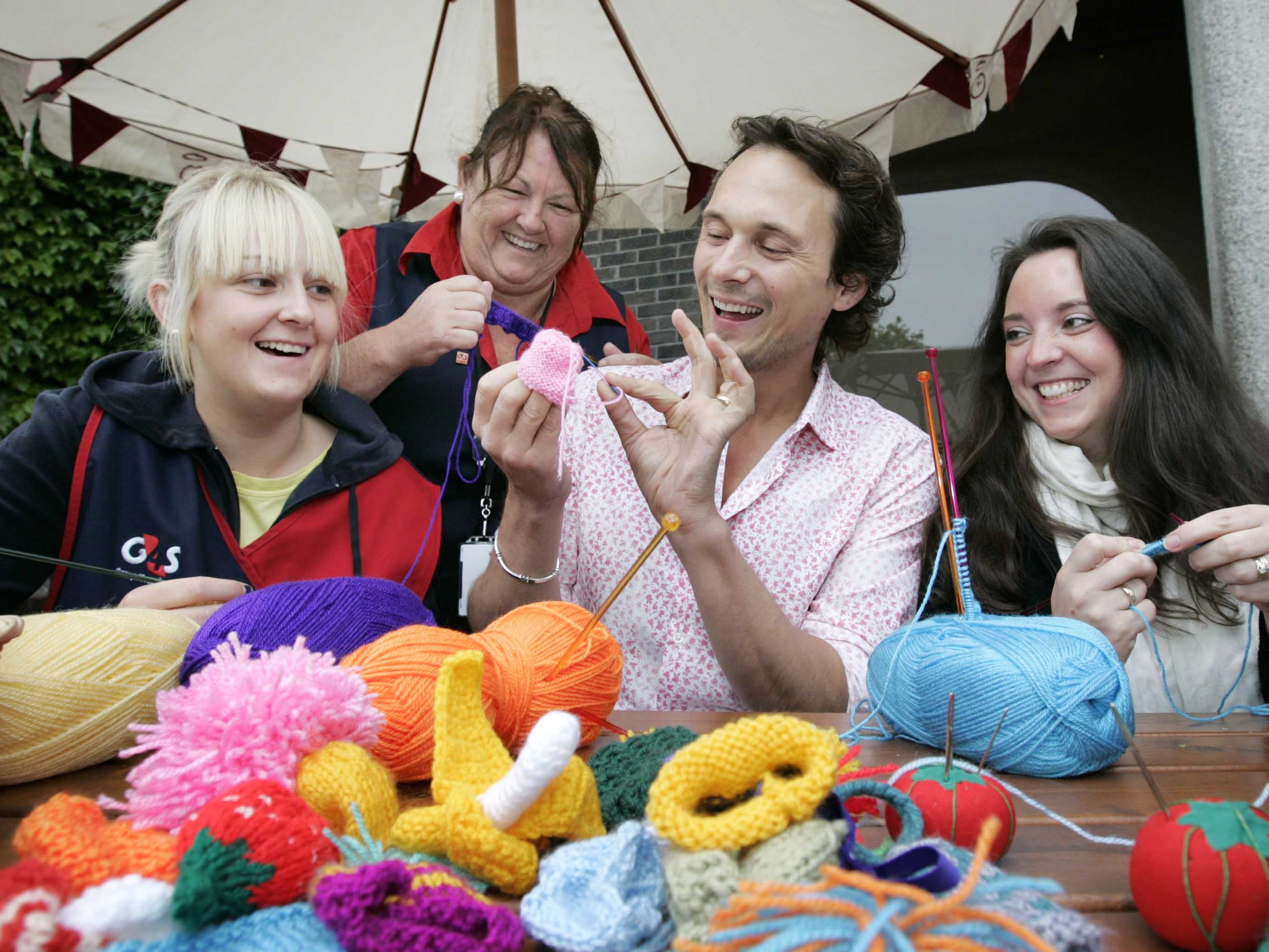 "Das Große Stricken" - bei der Aktion von Innocent Smoothies wird für den guten Zweck gestrickt "Das Große Stricken" - bei der Aktion von Innocent Smoothies wird für den guten Zweck gestrickt