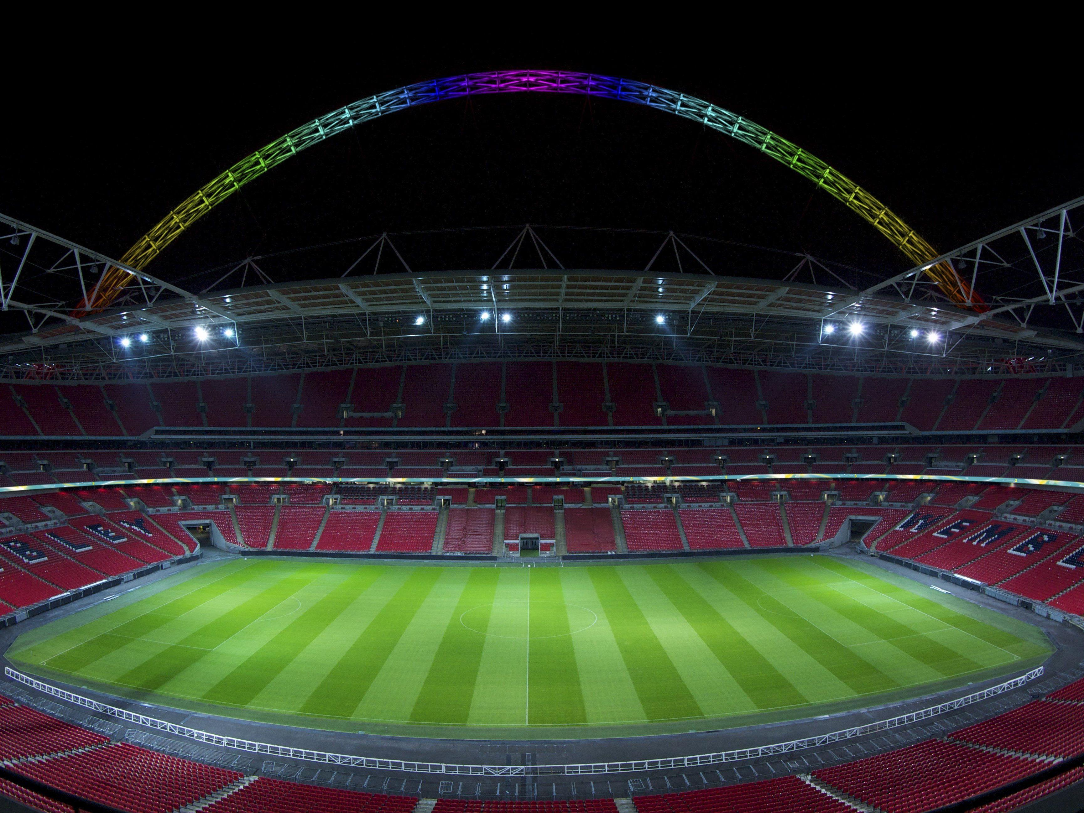 Der Wembley-Bogen mit farbiger LED Beleuchtung von Thorn Lighting.