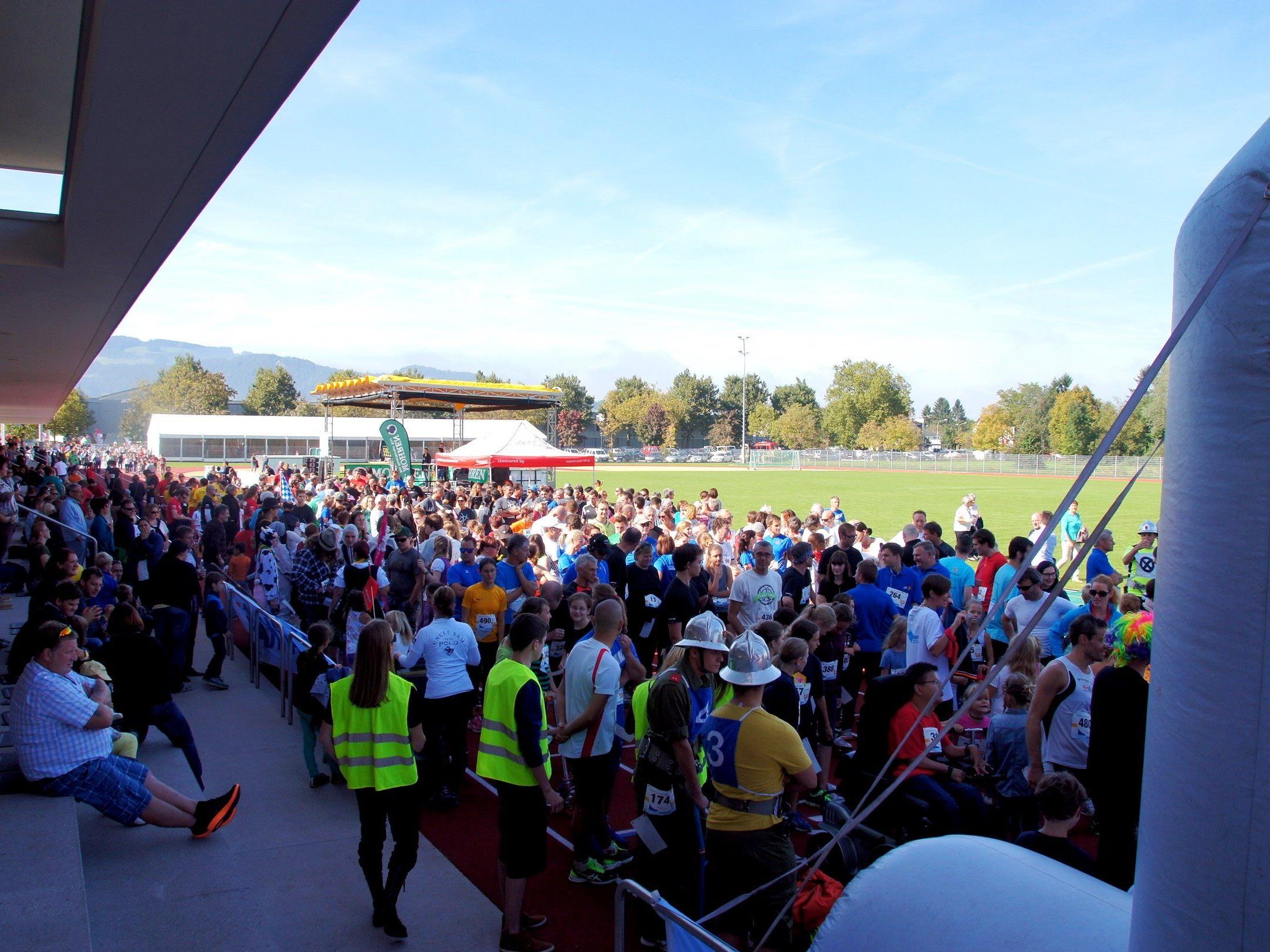 Eine grosse Menschenmenge versammelte sich im Stadion