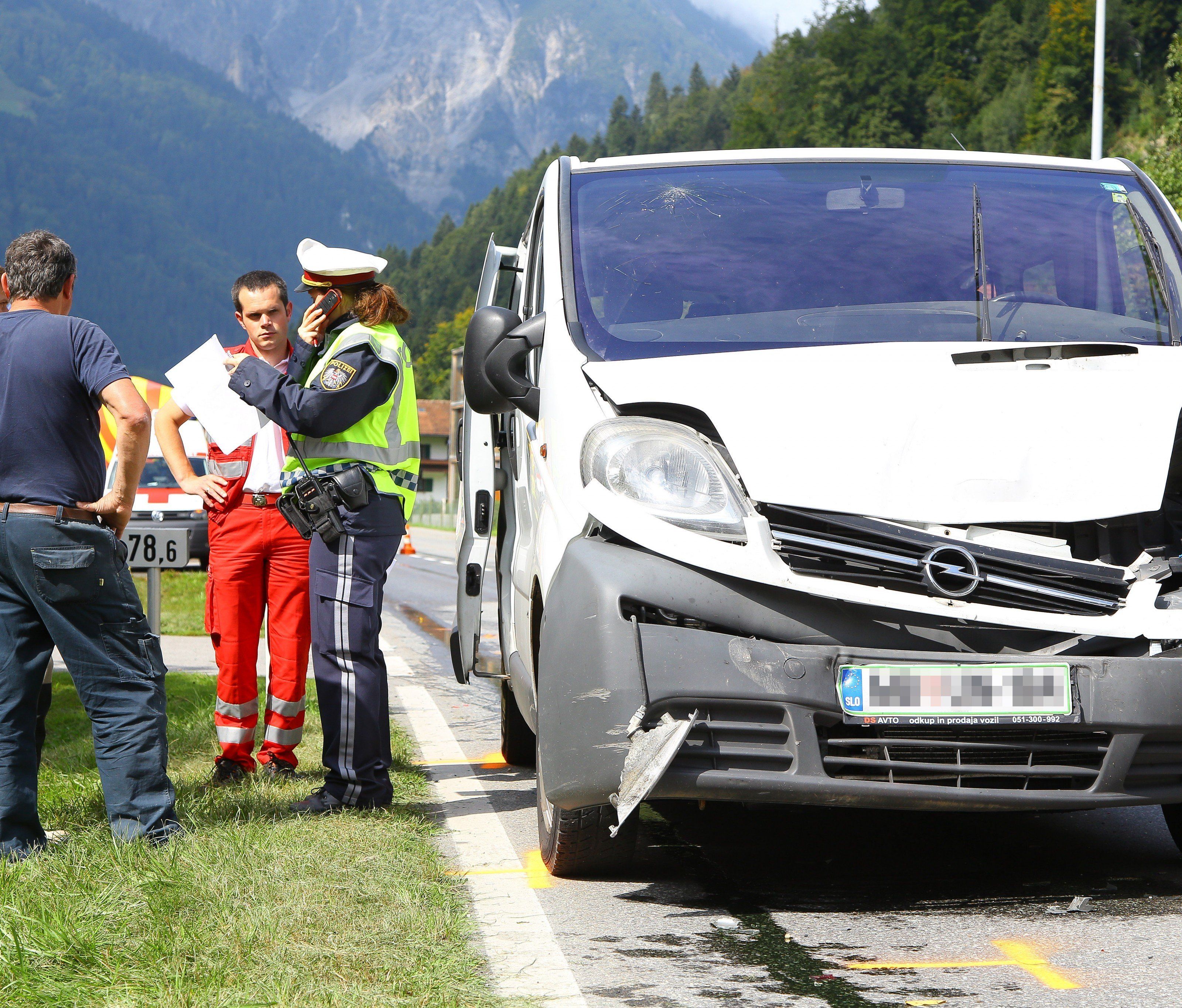 Insassen des Kleinbusses wurden verletzt Insassen des Kleinbusses wurden verletzt