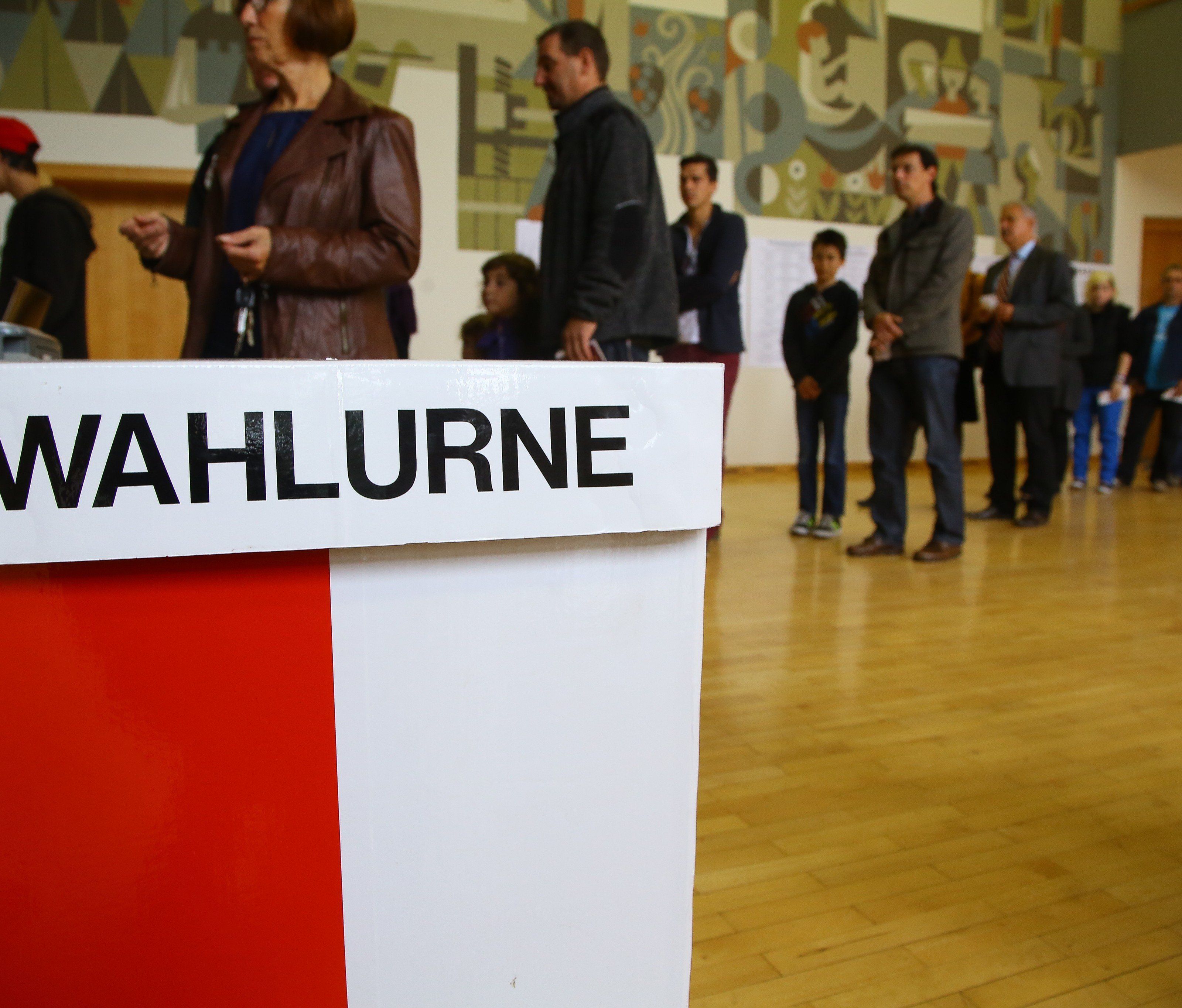 Ab 13 Uhr wird es am Sonntag bereits erste Zahlen aus den Wahllokalen geben. Ab 13 Uhr wird es am Sonntag bereits erste Zahlen aus den Wahllokalen geben.