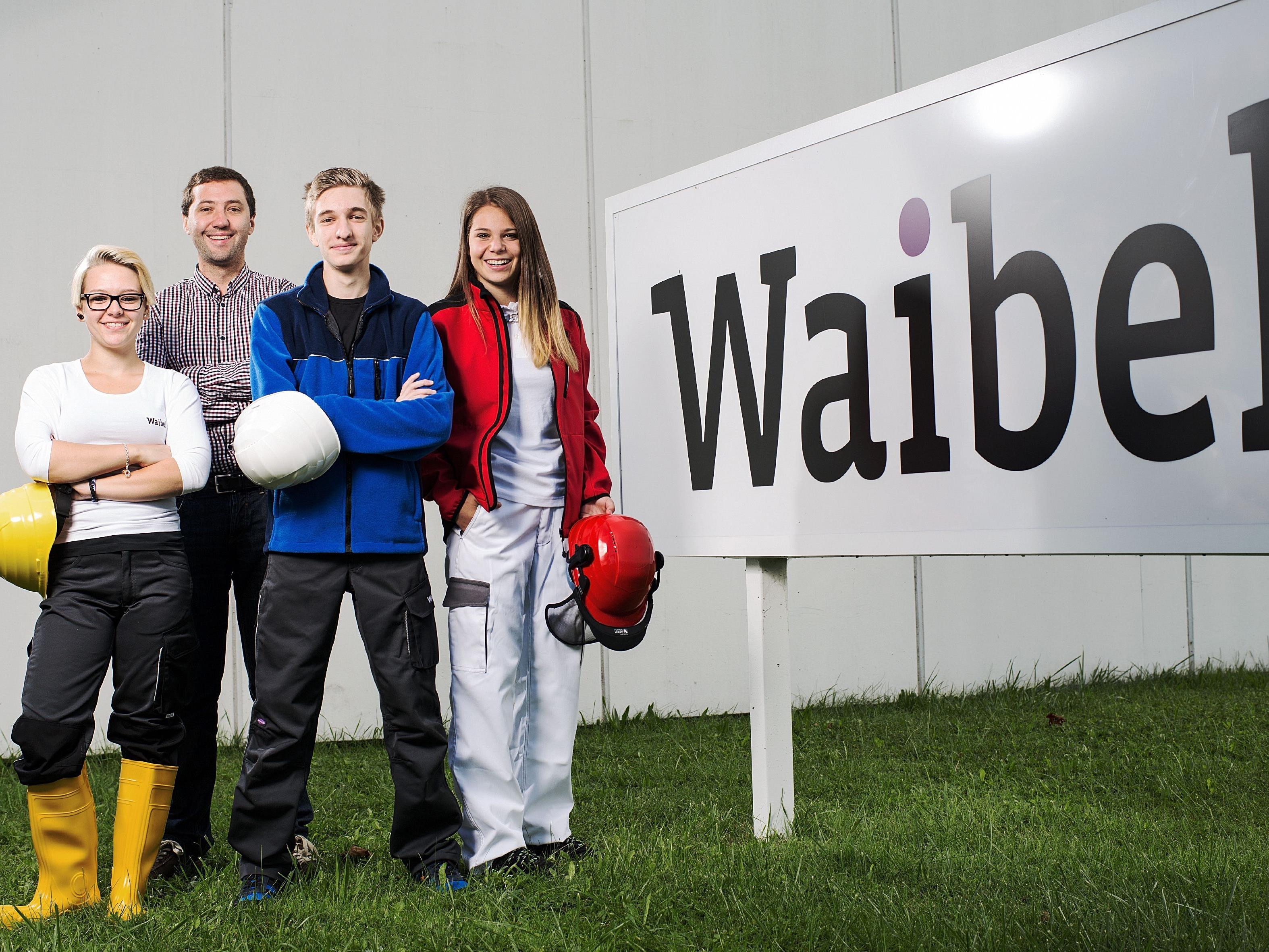 Geschäftsführer Richard Waibel ist für die Lehrlingsausbildung im Familienbetrieb verantwortlich. Von links nach rechts: Melissa Peter, Richard Waibel, Fabio Venier und Katharina Schatzmann.