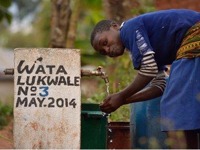 Die neuen Wasserstellen machen das Leben in Mdabulo leichter - besonders für Kinder.