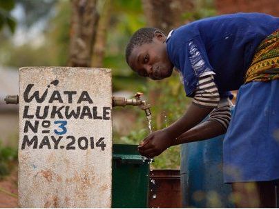 Die neuen Wasserstellen machen das Leben in Mdabulo leichter - besonders für Kinder. Die neuen Wasserstellen machen das Leben in Mdabulo leichter - besonders für Kinder.