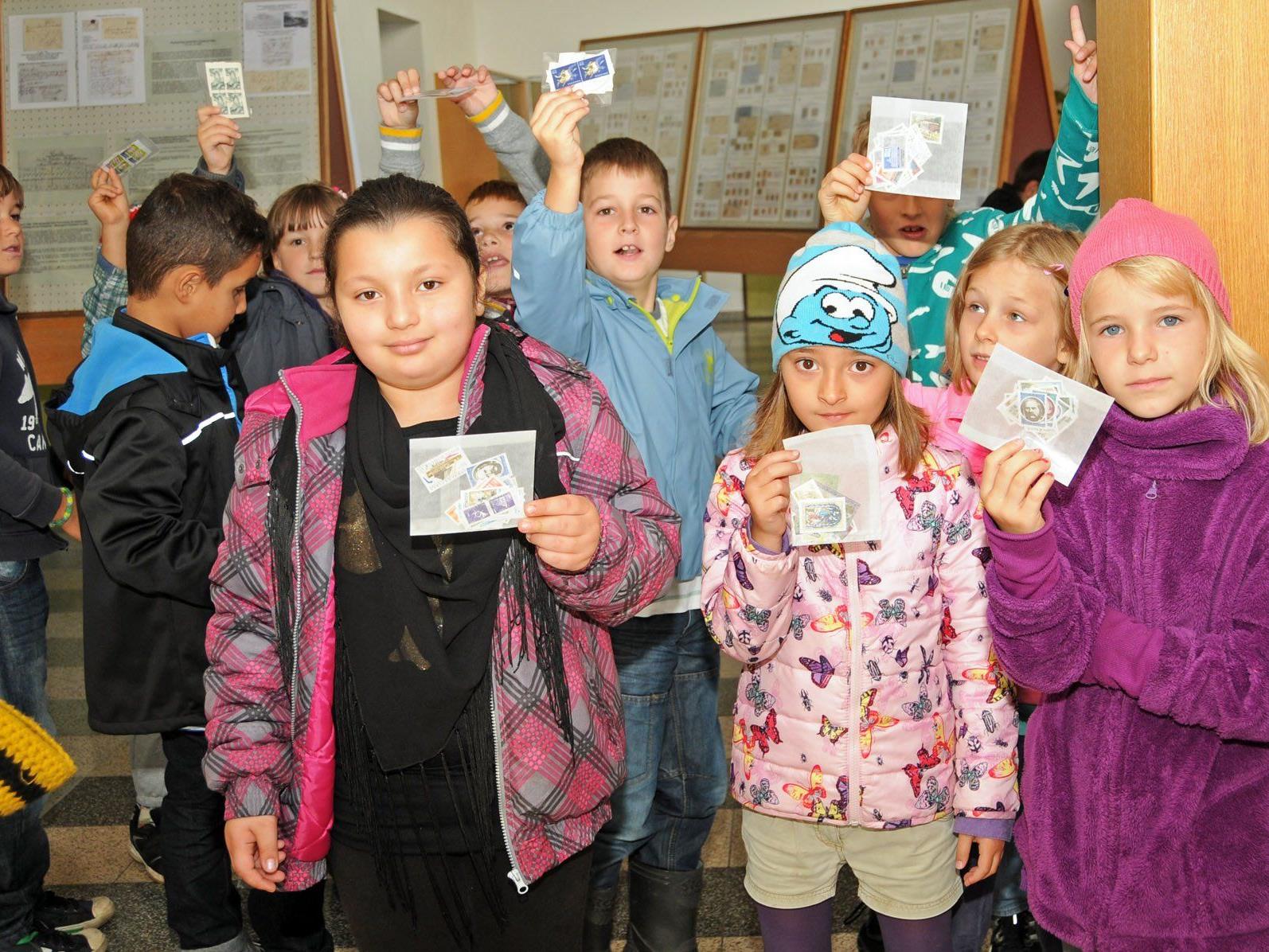 Schülerinnen und Schüler der 2A der VS Fußach mit ihren Briefmarkenpräsenten
