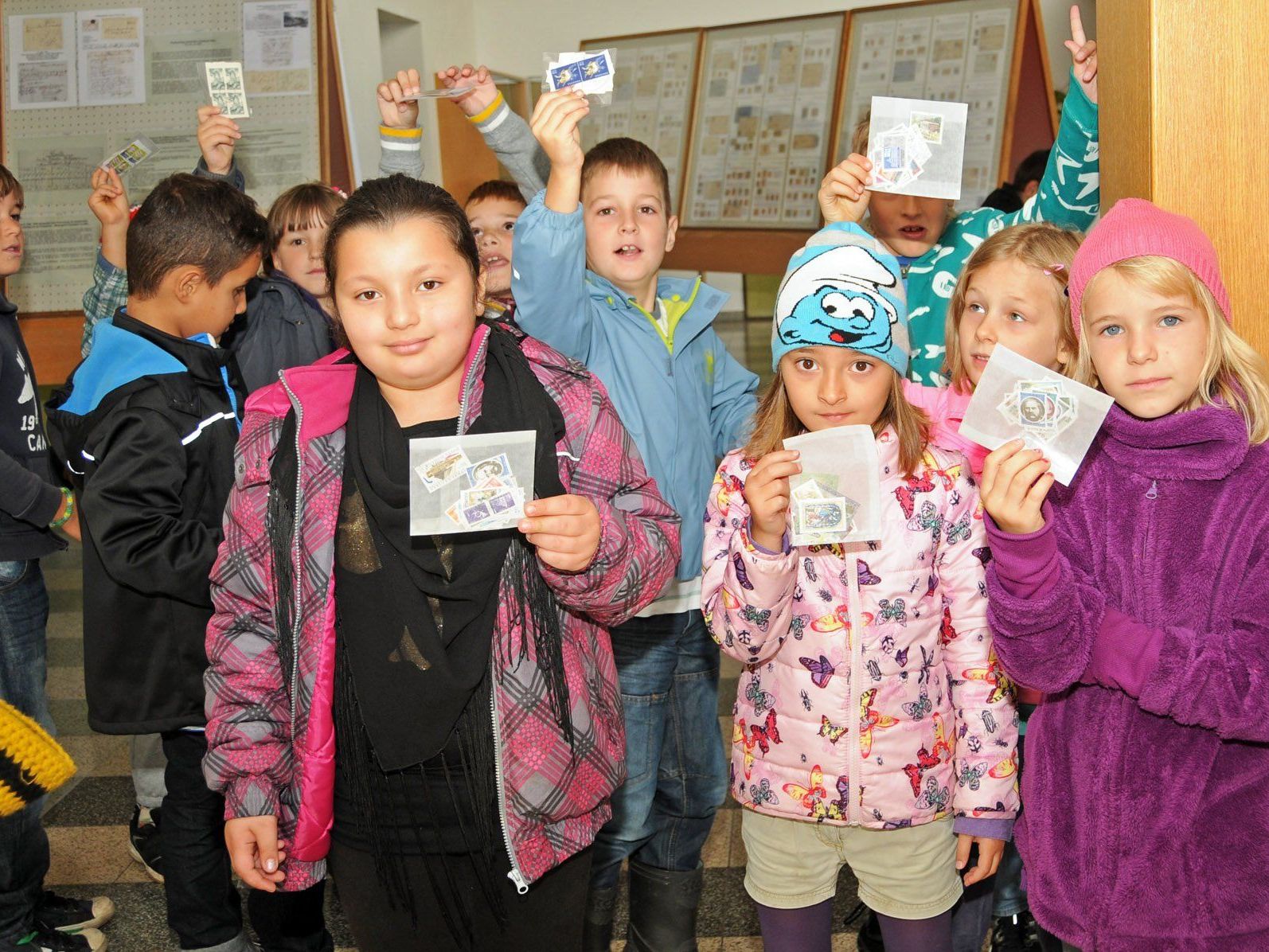 Schülerinnen und Schüler der 2A der VS Fußach mit ihren Briefmarkenpräsenten Schülerinnen und Schüler der 2A der VS Fußach mit ihren Briefmarkenpräsenten