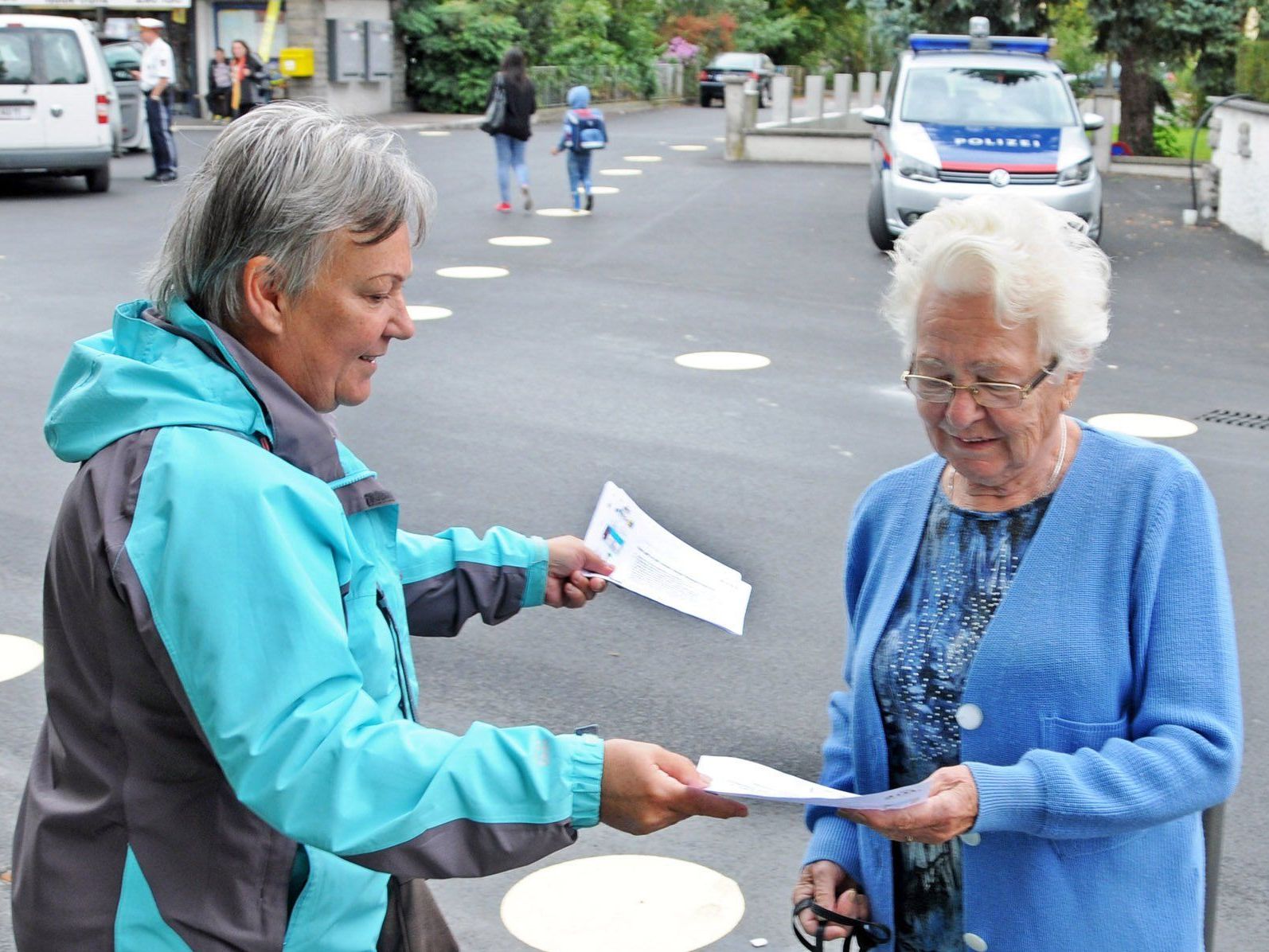 In Hard in formieren Seniorinnen und Senioren mit Handzetteln über die neue Begegnungszone In Hard in formieren Seniorinnen und Senioren mit Handzetteln über die neue Begegnungszone