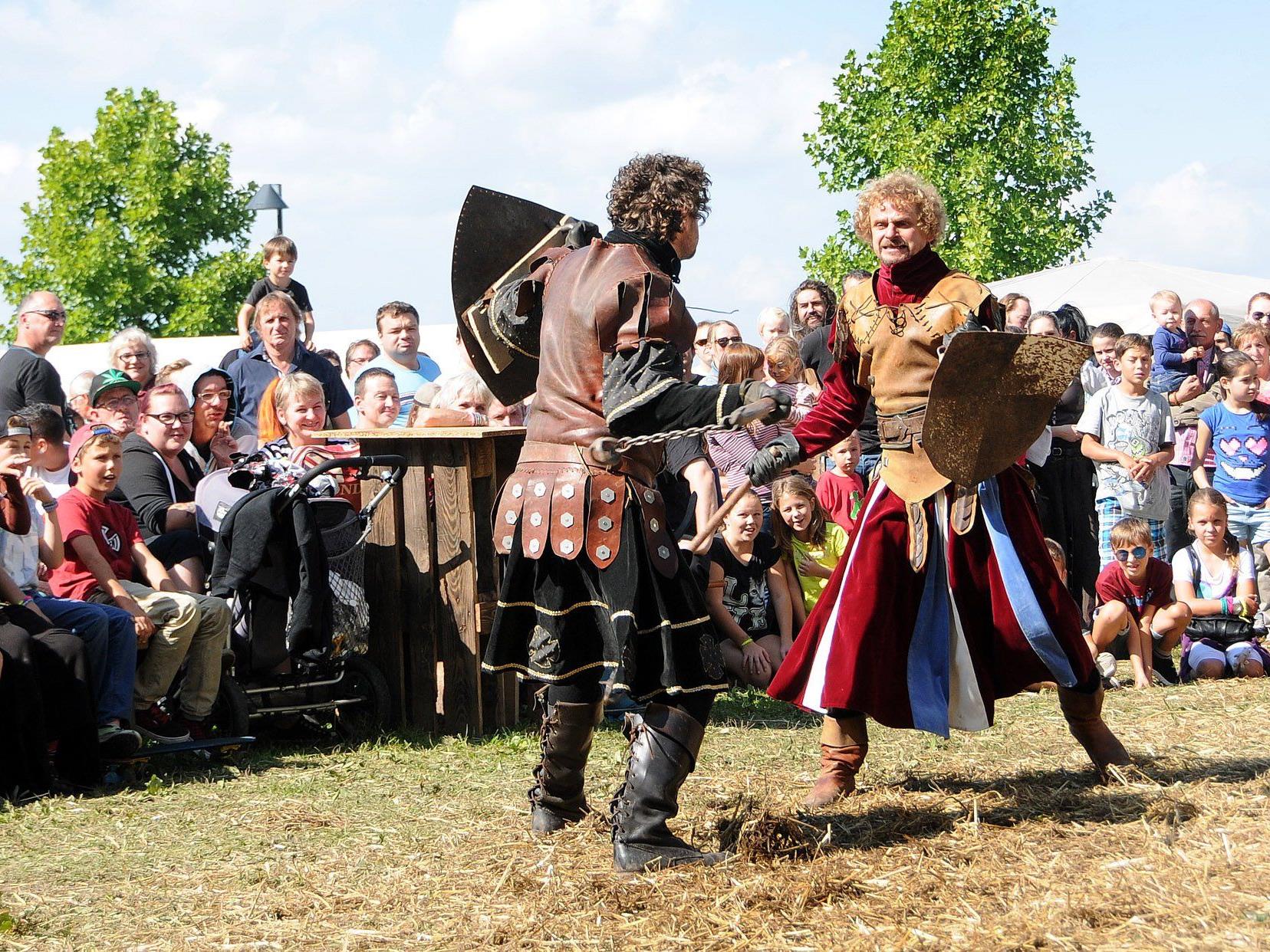 Zahlreiche Mittelalter-Fans bei den eindrucksvollen Kämpfen am Harder Seeufer.