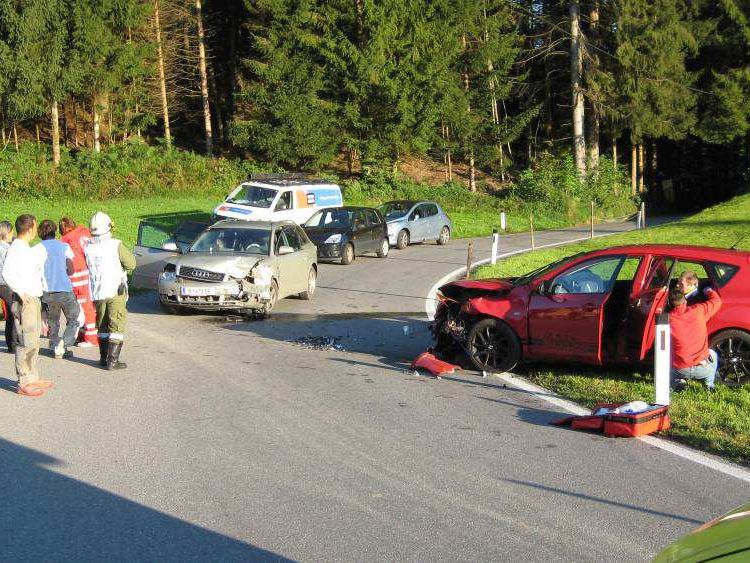 Pkw gegen Pkw: Kollision in Alberschwende fordert vier Leichtverletzte. Pkw gegen Pkw: Kollision in Alberschwende fordert vier Leichtverletzte.