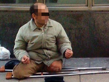 Unter unmenschlichen Bedingungen wurde der Mann zum Betteln gewzungen. Unter unmenschlichen Bedingungen wurde der Mann zum Betteln gewzungen.