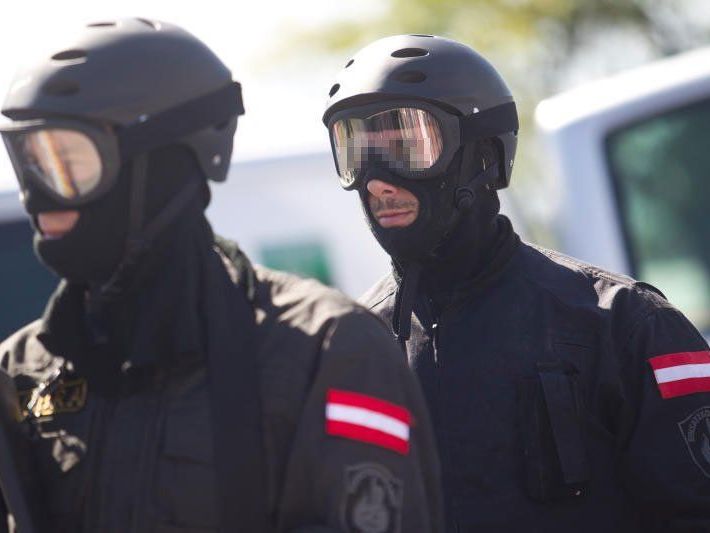 Mit Unterstützung des Einsatzkommandos „Cobra“ konnte der Mann festgenommen werden Mit Unterstützung des Einsatzkommandos „Cobra“ konnte der Mann festgenommen werden