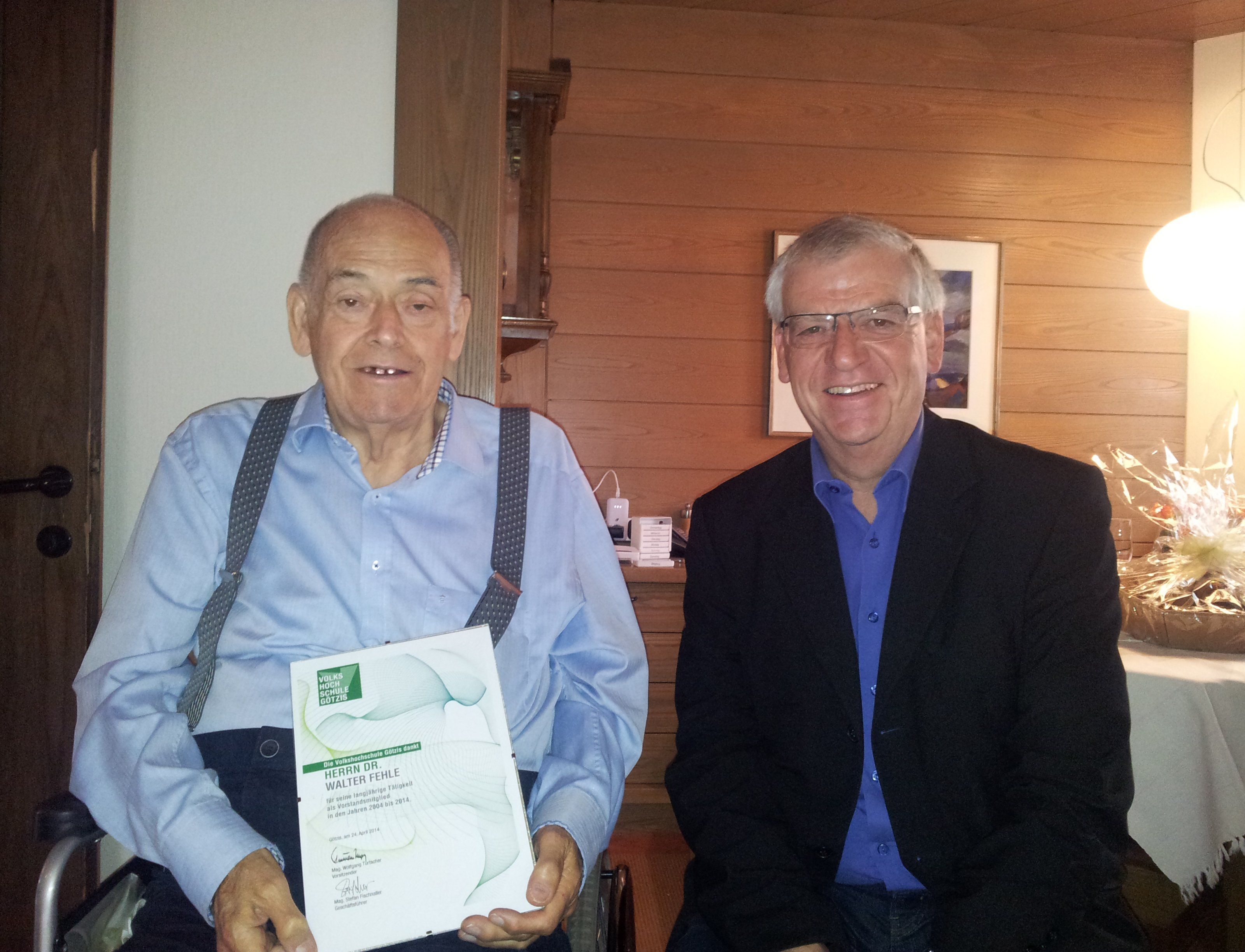 Dr. Walter Fehle und VHS Obmann Mag. Wolfgang Türtscher. Dr. Walter Fehle und VHS Obmann Mag. Wolfgang Türtscher.