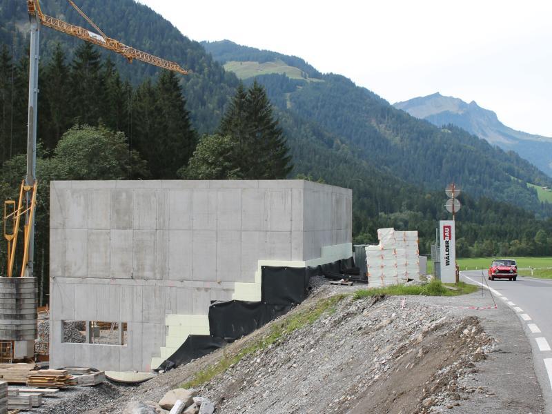 Noch vor Wintereinbruch soll in Schoppernau der neue Stützpunkt des Straßenbauamts in Betrieb gehen.