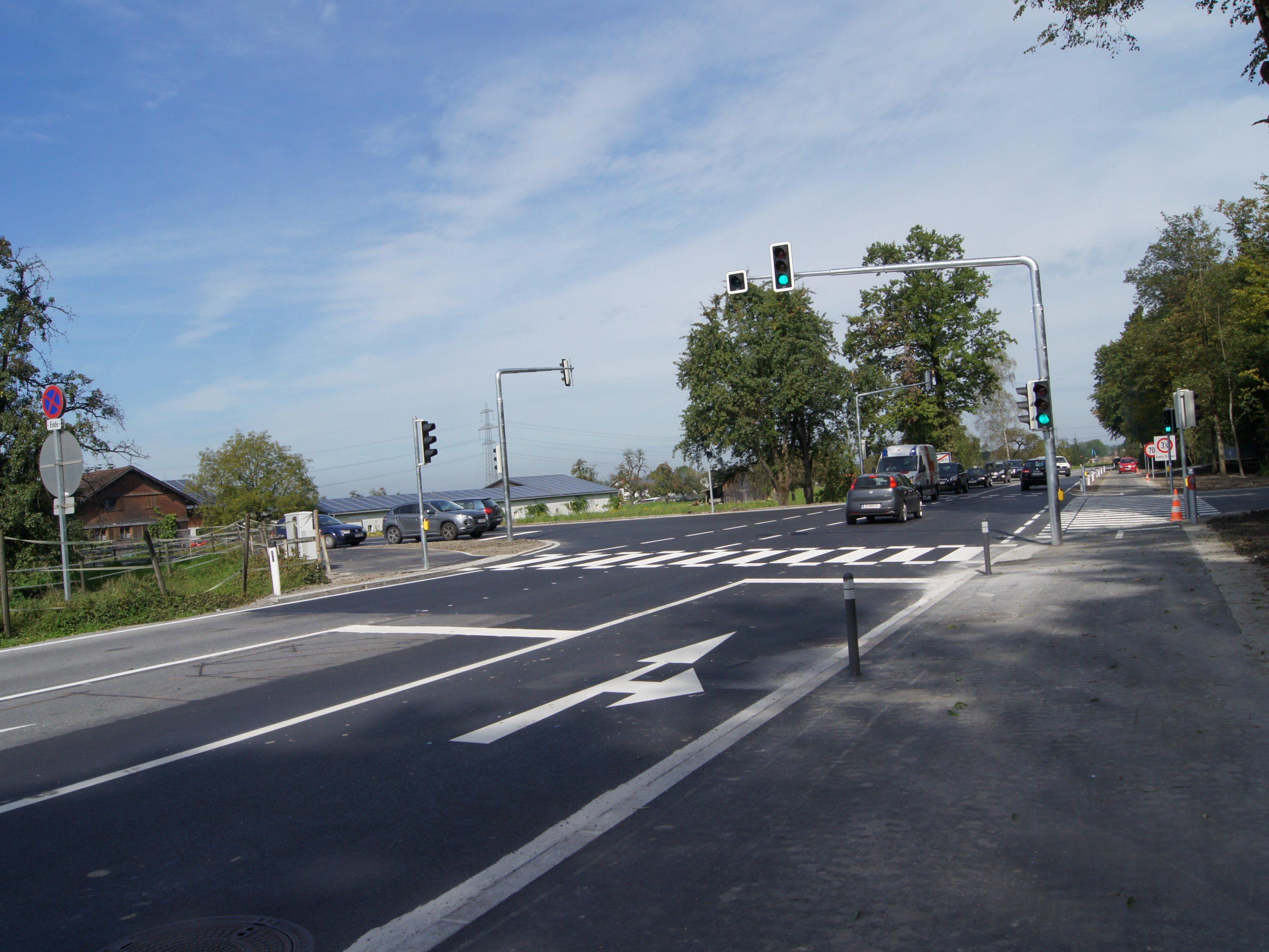 Die Kreuzung an der Höchster-Straße/Josef-Ganahl-Straße wird nun durch eine Ampel geregelt.