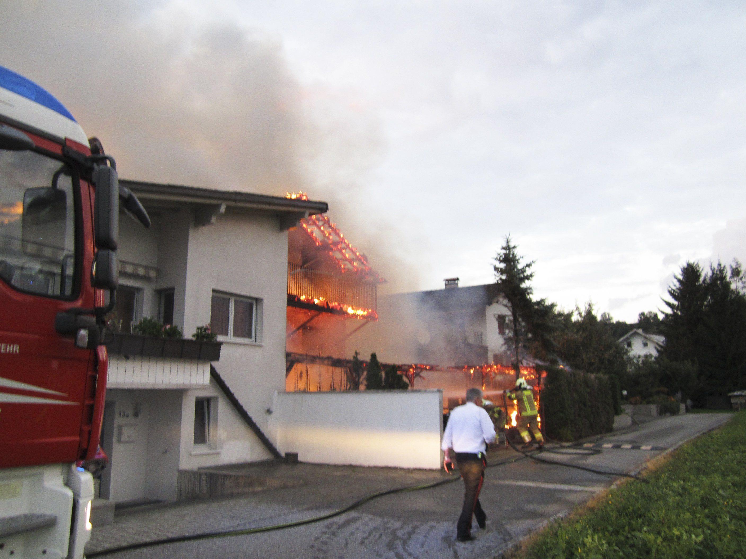 Vom Carport griffen die Flammen auf das Haus über.