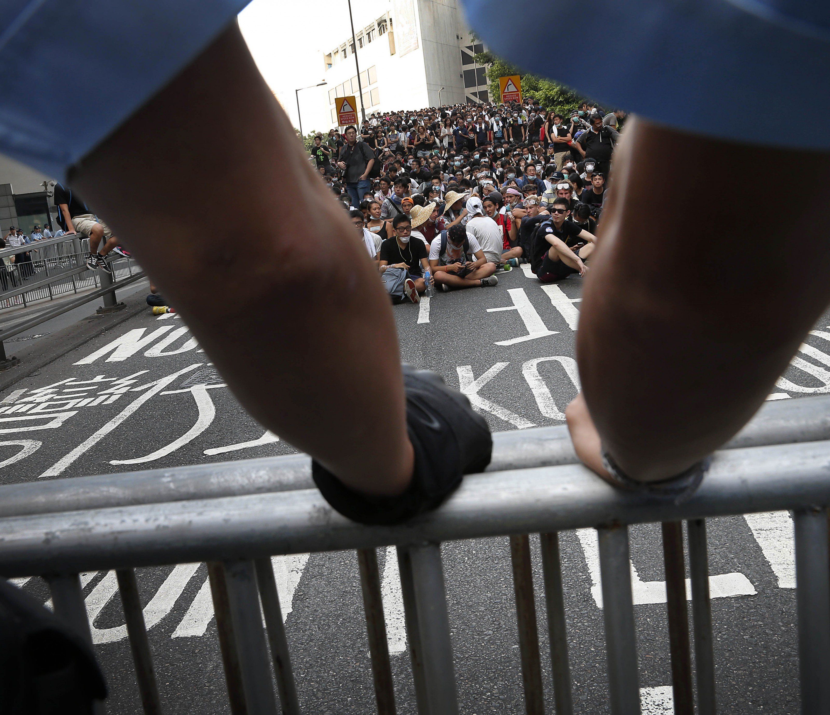Bereitschaftspolizei abgezogen - Verkehrschaos nach erneuten Zusammenstößen in der Nacht. Bereitschaftspolizei abgezogen - Verkehrschaos nach erneuten Zusammenstößen in der Nacht.