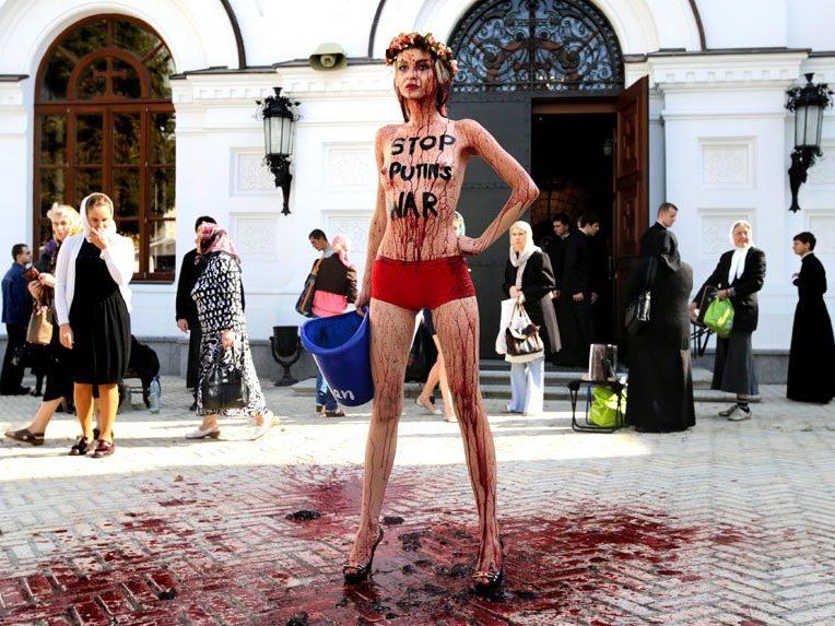 Femen-Aktivistin protestiert in Kiew gegen Putin.