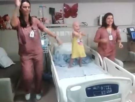 Diese zwei Krankenschwestern kümmern sich rührend um das krebskranke Kind.