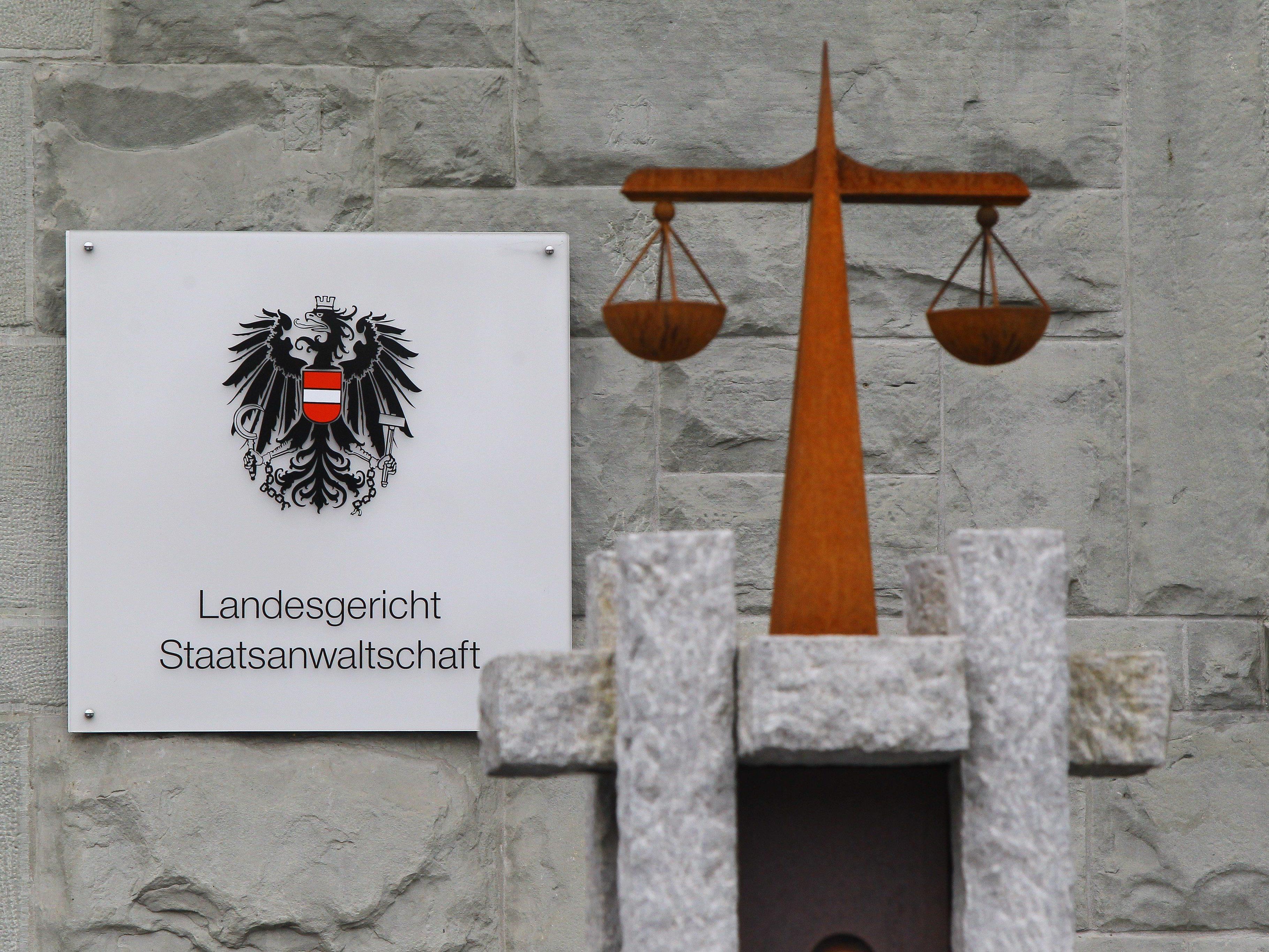 Schuldig gesprochen wurde der geschiedene Mann aus dem Bezirk Feldkirch auch wegen gefährlicher Drohung in mehreren Fällen.