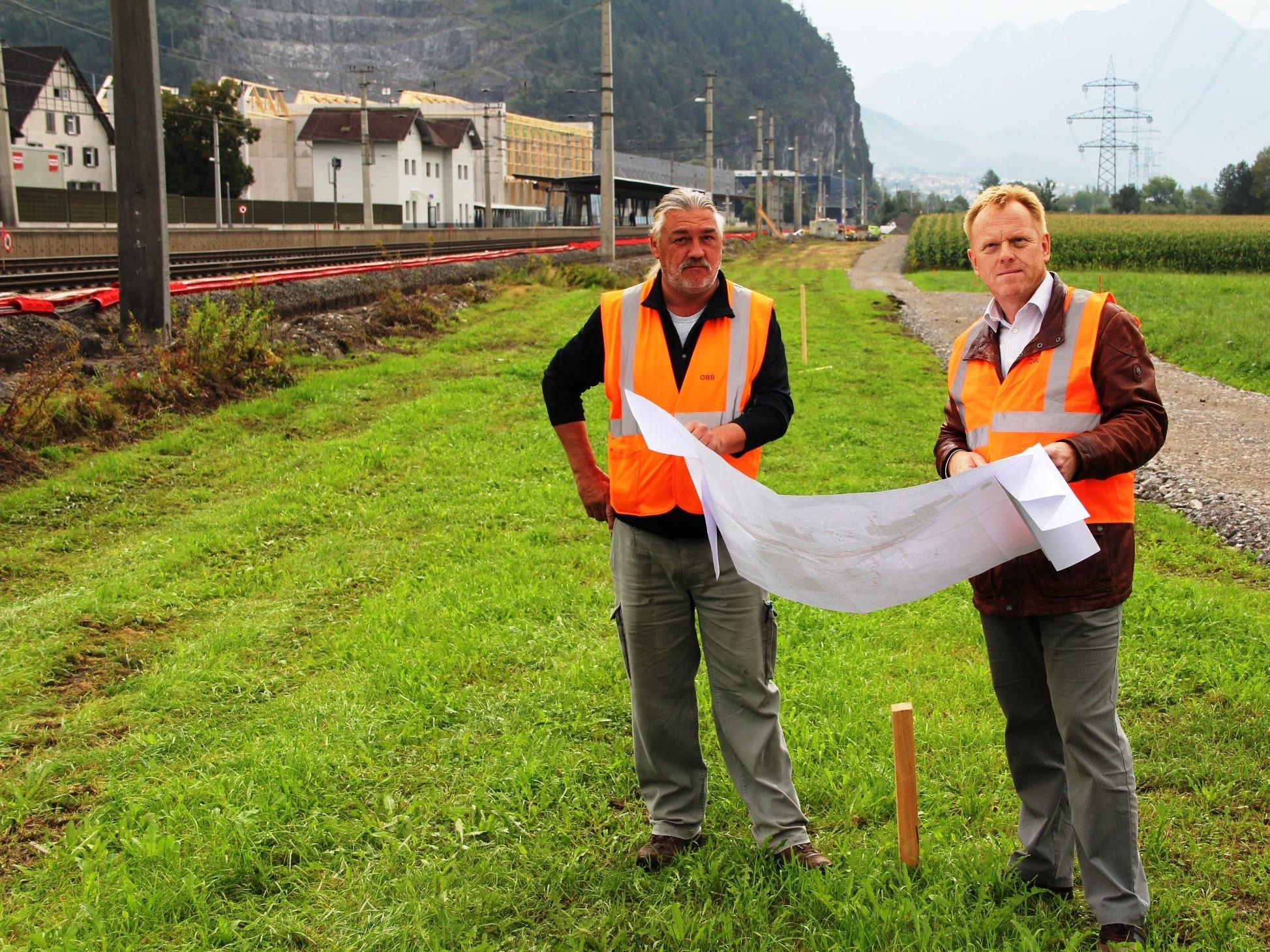 Von links: Harry Miko und ÖBB-Projektleiter Karl Hartleitner mit Planunterlagen auf dem Platz, wo die neuen Gütergleise entstehen