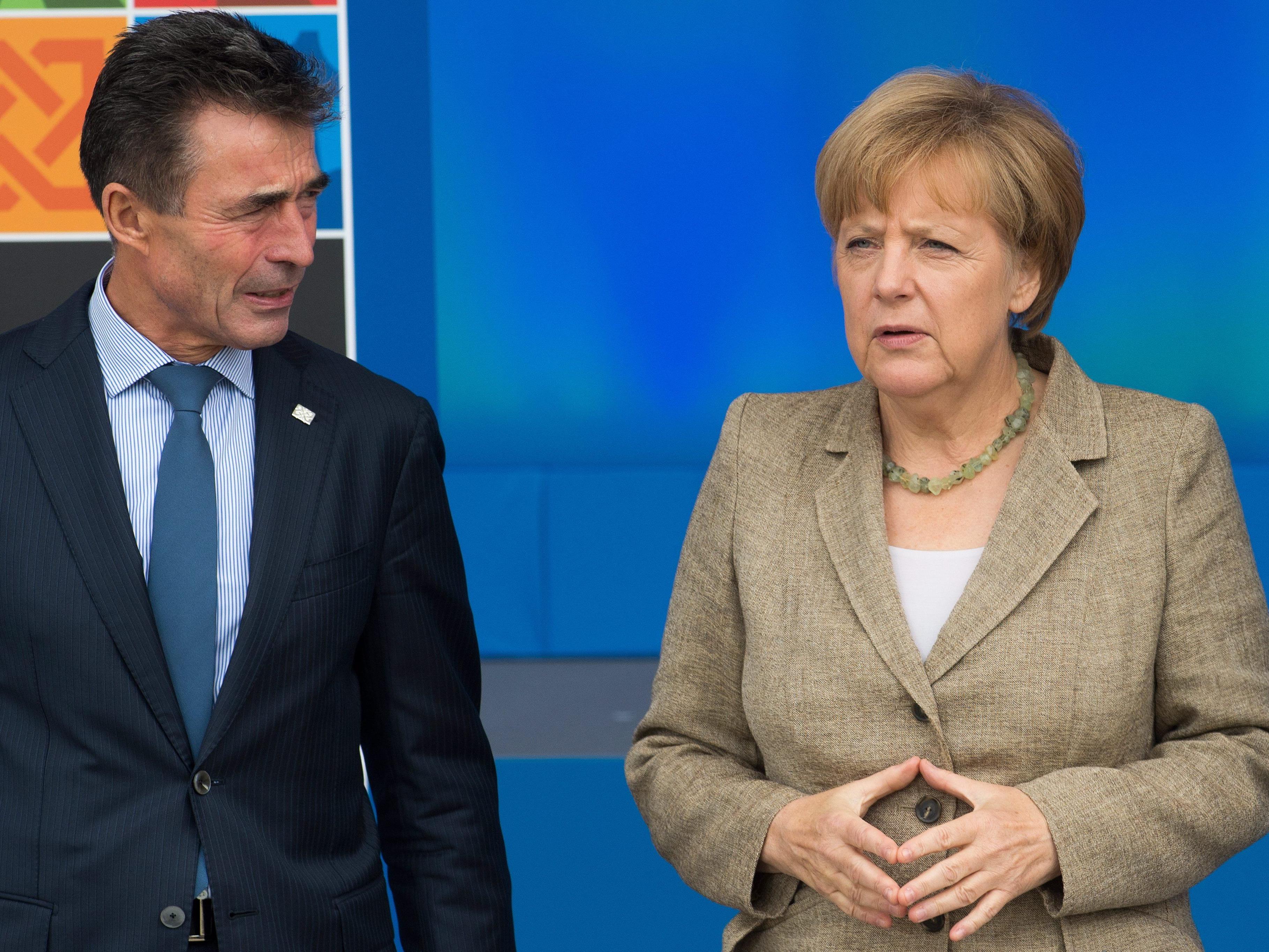 Ex-Geheimdienstler warnen Angela Merkel, hier mit NATO-Generalsekretär Rasmussen am NATO-Gipfel in Wales.