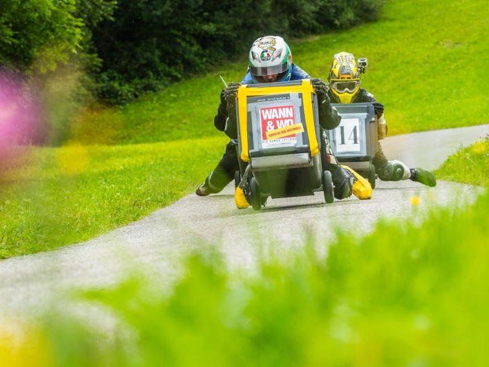 Müllkübel-Rennfahrer bei Training besucht: Eine Fahrt von Wann & Wo-Redakteur Martin Begle. Müllkübel-Rennfahrer bei Training besucht: Eine Fahrt von Wann & Wo-Redakteur Martin Begle.