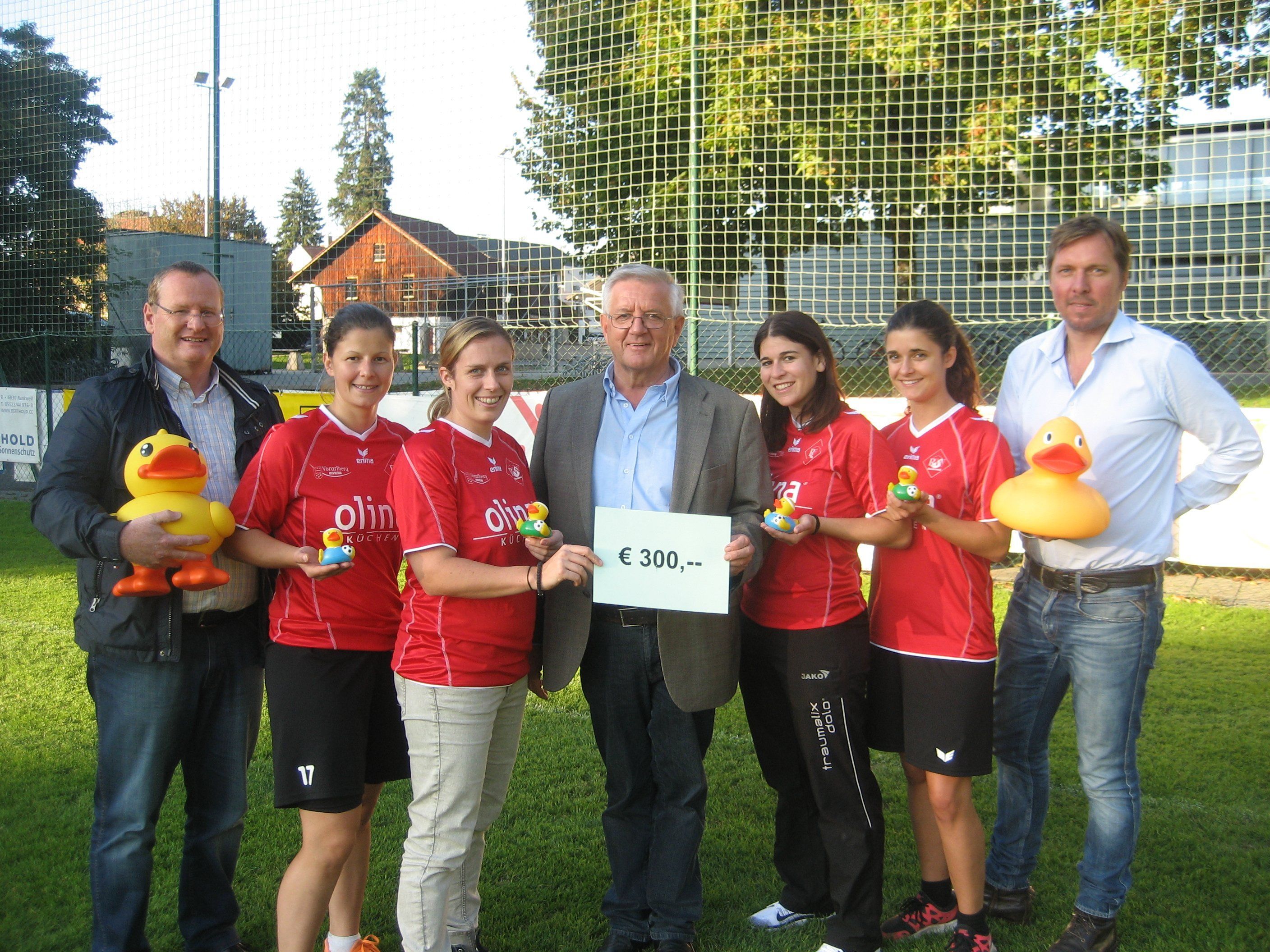 Spendenübergabe: Thomas Prugger (Olina), die Vertreterinnen der RW Rankweil-Damenmannschaft und Präsident Ulli Bischof, Netz-für-Kinder-Obmann Franz Abbrederis Spendenübergabe: Thomas Prugger (Olina), die Vertreterinnen der RW Rankweil-Damenmannschaft und Präsident Ulli Bischof, Netz-für-Kinder-Obmann Franz Abbrederis