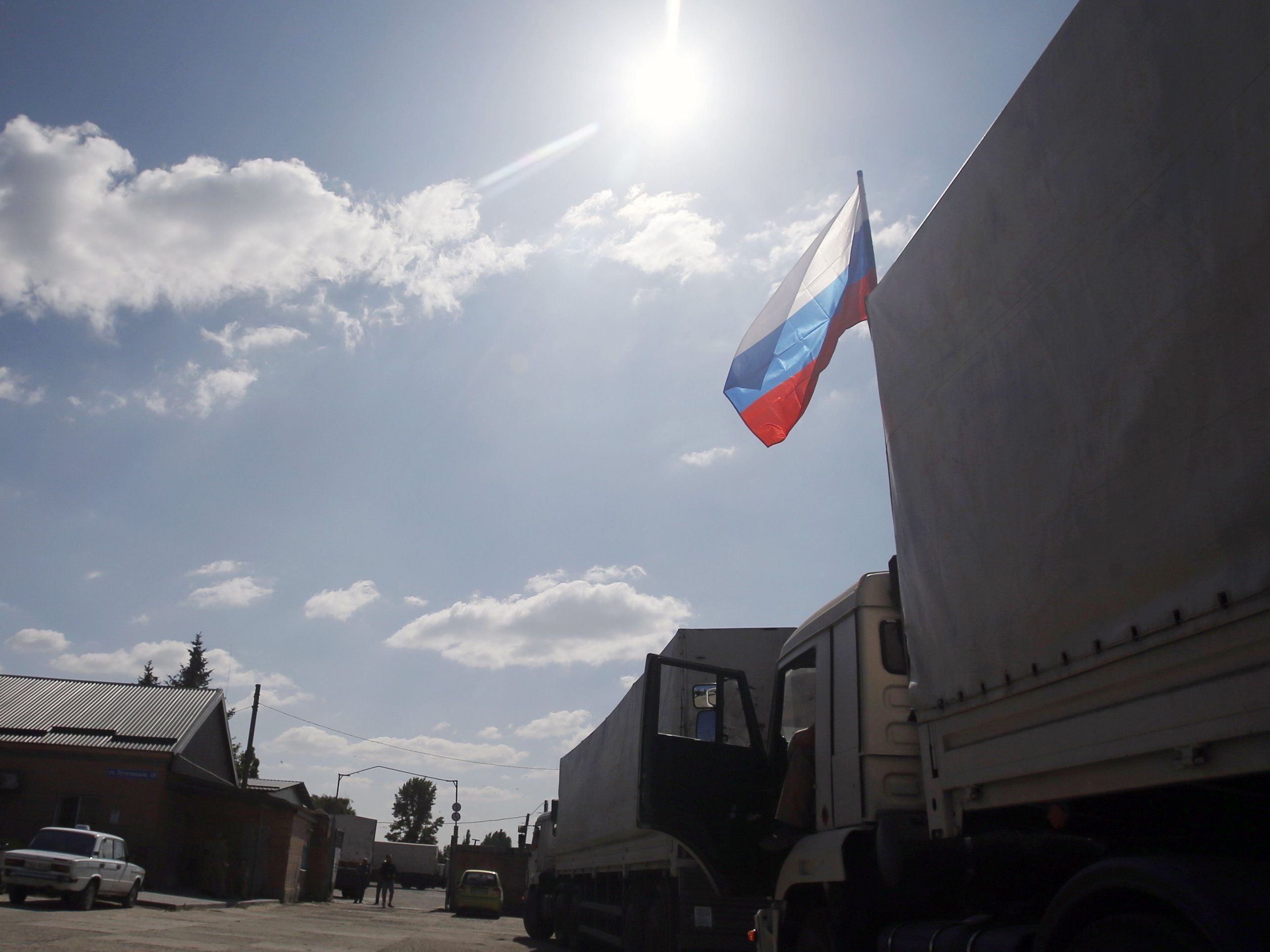 Die erste Gruppe von 40 Lastkraftwagen sei "schnell" von den russischen Grenzschutz- und Zolldiensten überprüft worden, so die OSZE. Die erste Gruppe von 40 Lastkraftwagen sei "schnell" von den russischen Grenzschutz- und Zolldiensten überprüft worden, so die OSZE.