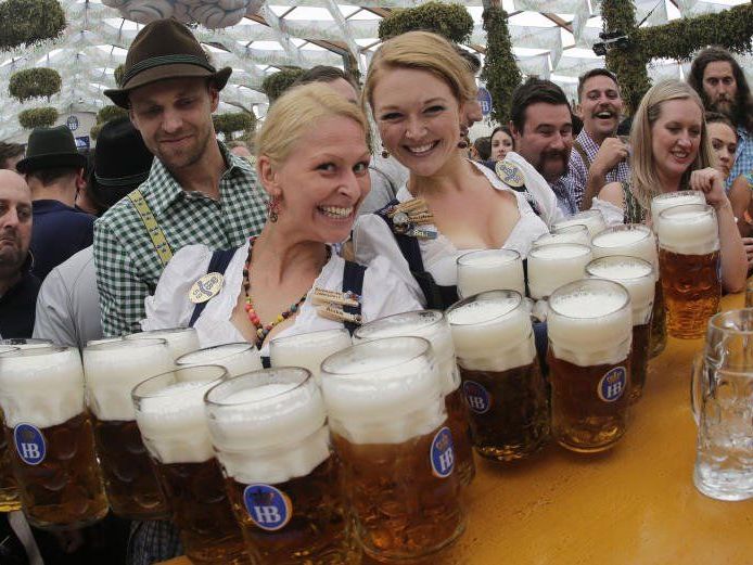 Die Maß darf beim Oktoberfest nicht fehlen Die Maß darf beim Oktoberfest nicht fehlen