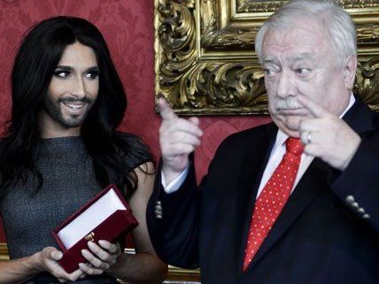Conchita Wurst bekam am Mittwoch eine Auszeichnung von Bürgermeister Häupl. Conchita Wurst bekam am Mittwoch eine Auszeichnung von Bürgermeister Häupl.