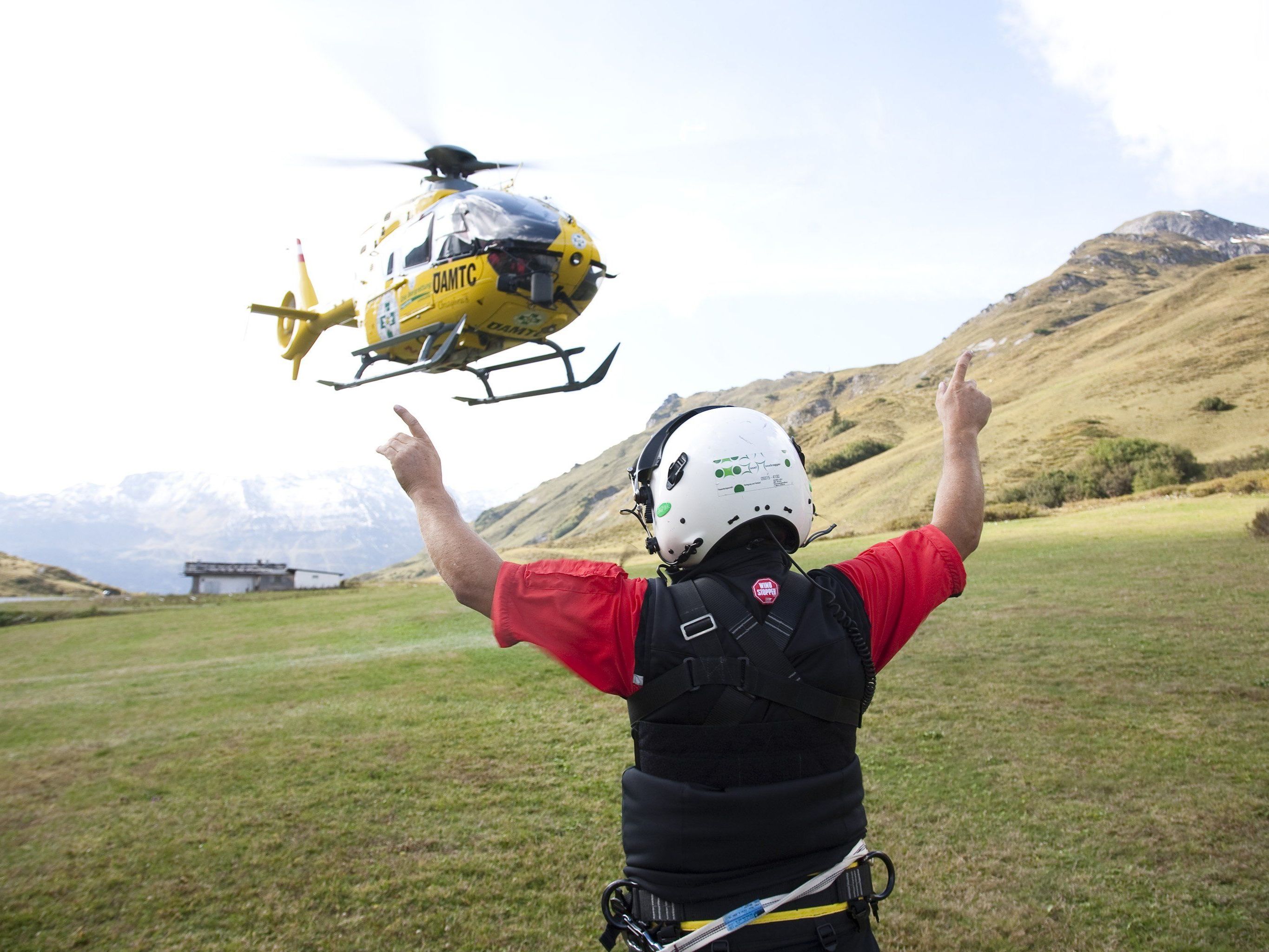 Nicht immer ist schon die Bergrettung vor Ort, die den Helikopter mittels Funkkontakt einweisen kann Nicht immer ist schon die Bergrettung vor Ort, die den Helikopter mittels Funkkontakt einweisen kann