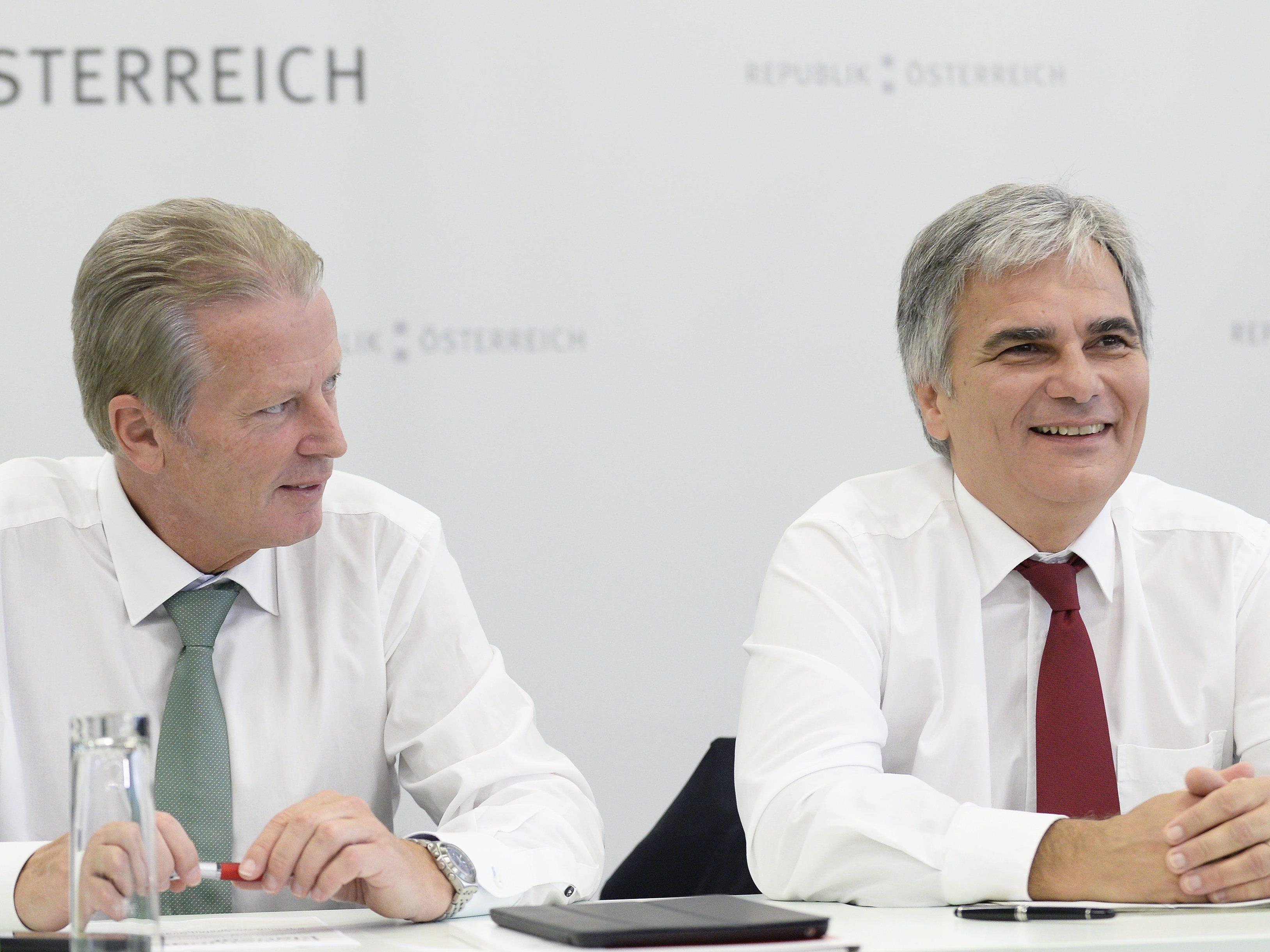 Vizekanzler Reinhold Mitterlehner (L.) und Bundeskanzler Werner Faymann vor Beginn einer Sitzung im Rahmen der Regierungsklausur am Samstag