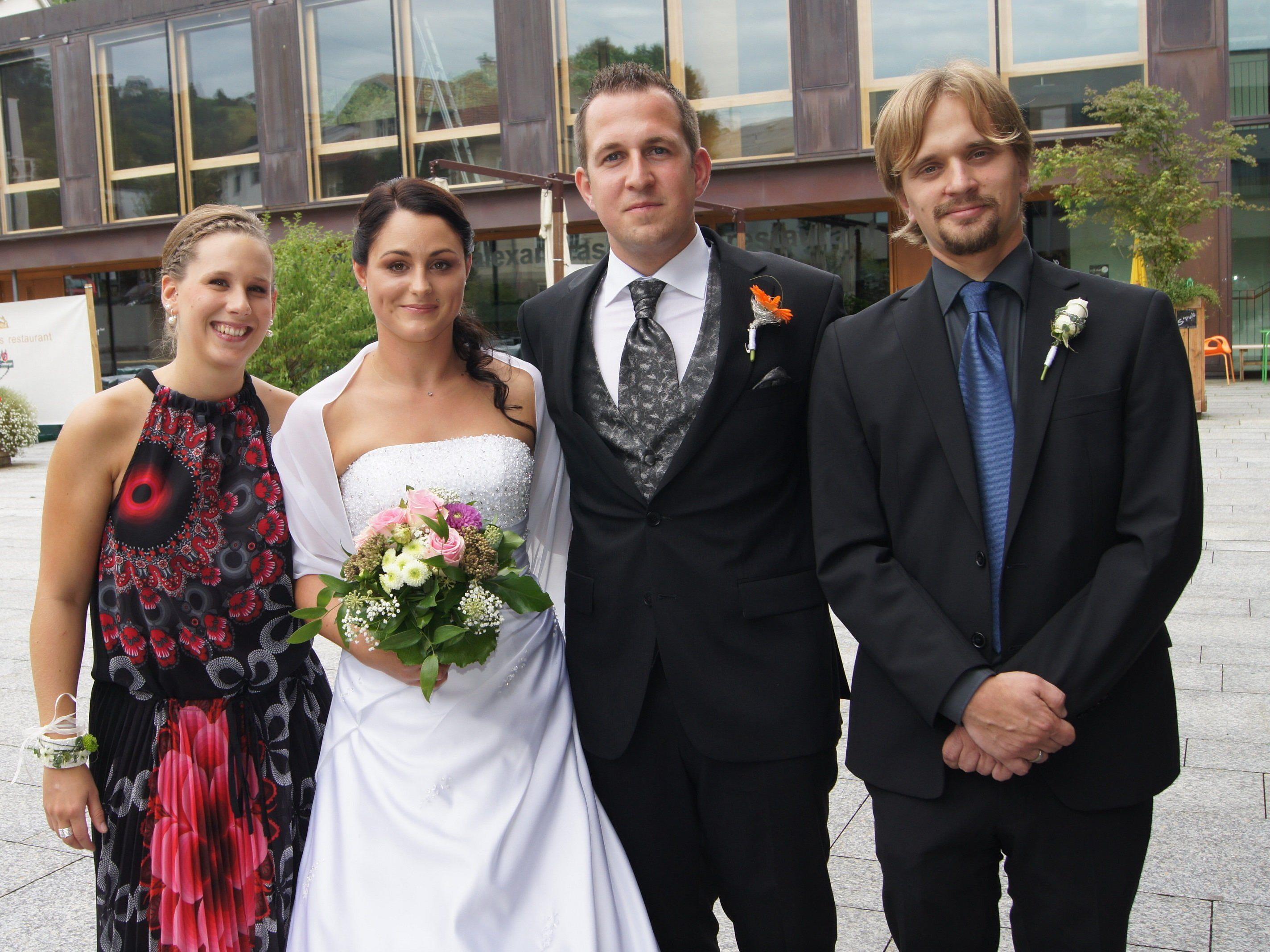 Das Brautpaar mit den Trauzeugen bei der standesamtlichen Trauung in Schwarzach.