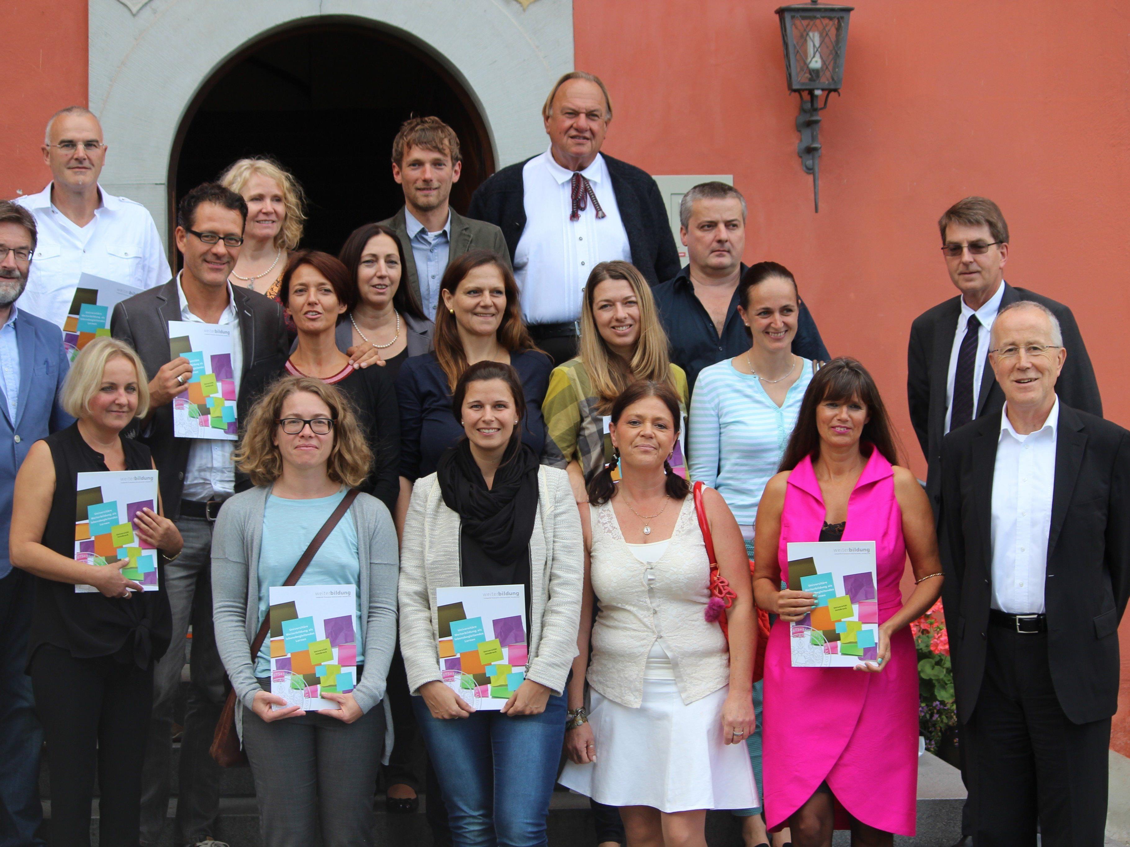 Die Absolventen und Absolventinnen des ersten akademischen Universitätslehrgangs für Sexualberatung an der Universität Innsbruck.
