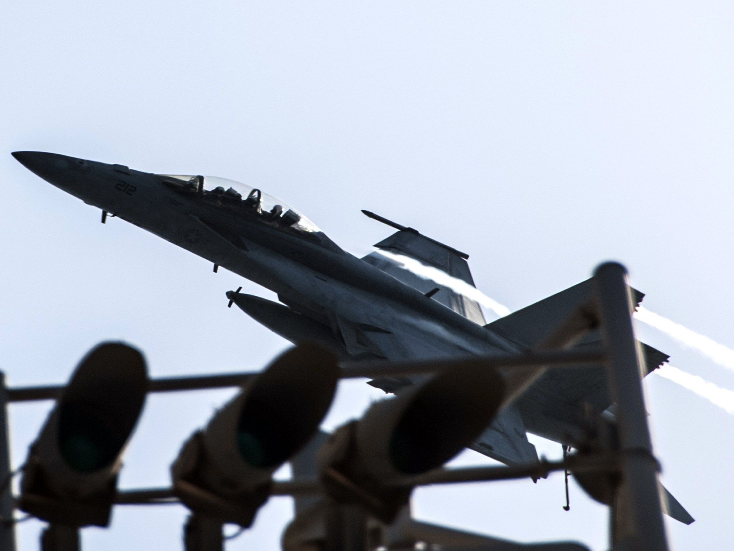 Die USA setzen zusammen mit fünf arabischen Partnern die Angriffe auf den IS in Syrien fort. Die USA setzen zusammen mit fünf arabischen Partnern die Angriffe auf den IS in Syrien fort.