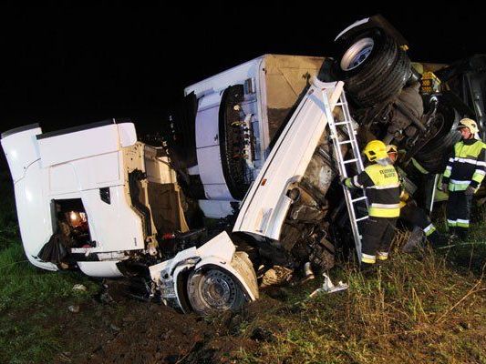 38-jähriger Fahrer aus Italien verlor Kontrolle über seinen Sattelzug. 38-jähriger Fahrer aus Italien verlor Kontrolle über seinen Sattelzug.