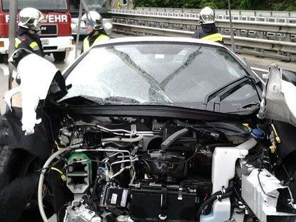 Bei einem Unfall in NÖ krachte ein Luxus-Sportwagen gegen eine Leitschiene. Bei einem Unfall in NÖ krachte ein Luxus-Sportwagen gegen eine Leitschiene.