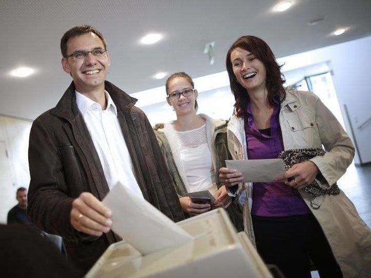 Alle außer Rauch in Begleitung der Familie.