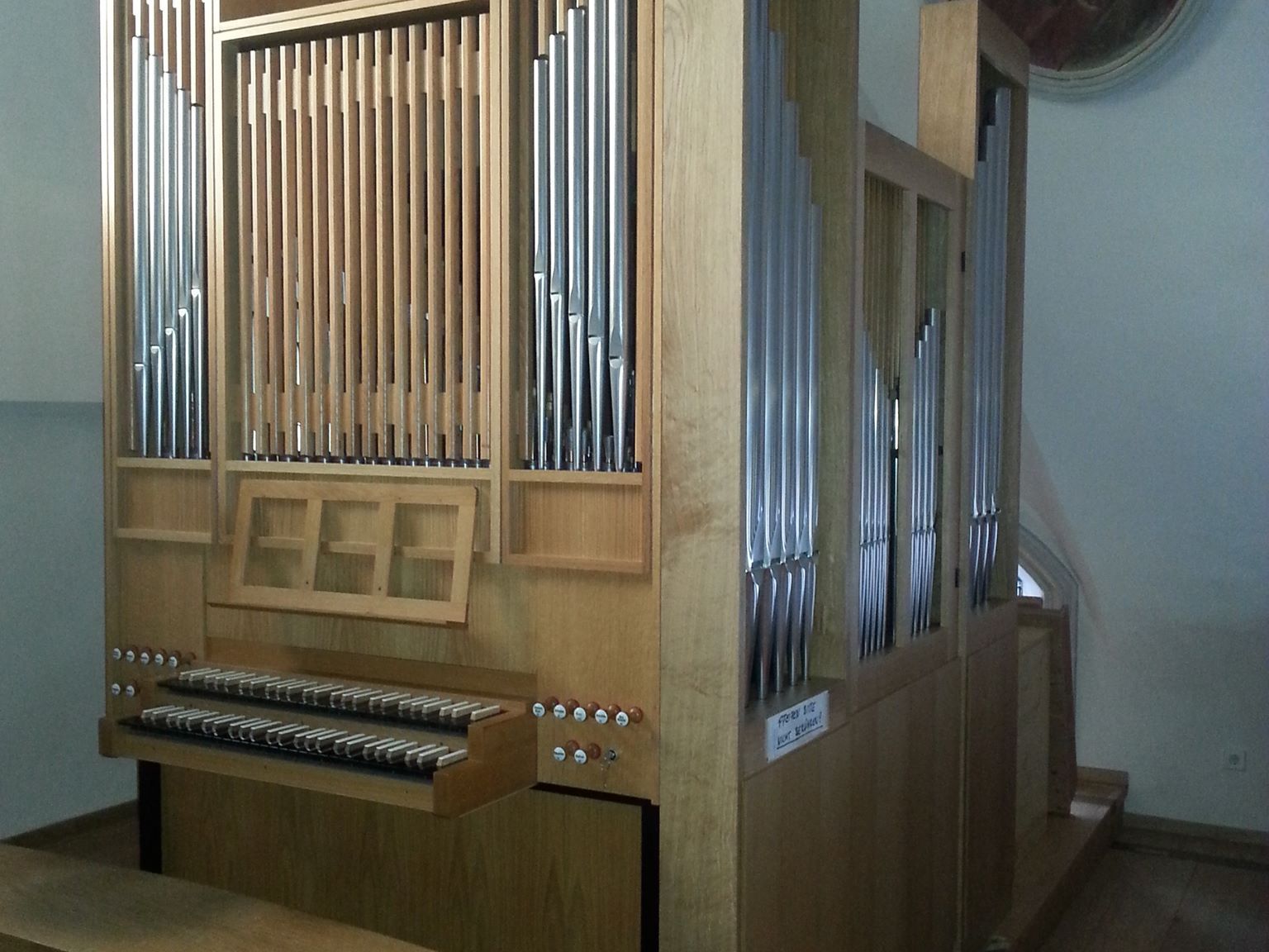 Hofbauerorgel von Fa. Pflüger aufgebaut und intoniert Hofbauerorgel von Fa. Pflüger aufgebaut und intoniert