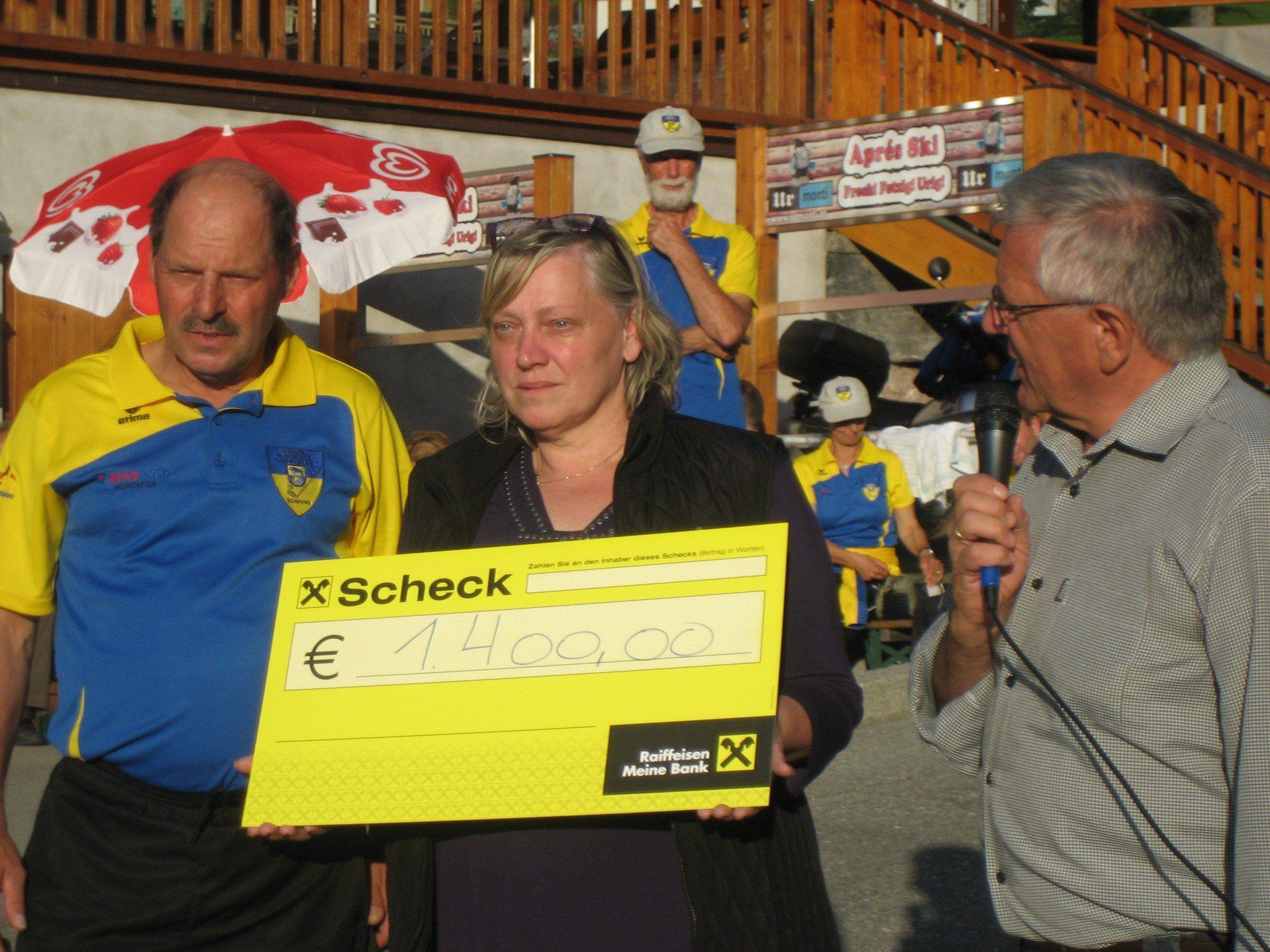 Der Obmann des „Netz für Kinder“ Franz Abbrederis (rechts im Bild) bedankte sich anlässlich der Preisverleihung für die Spende.