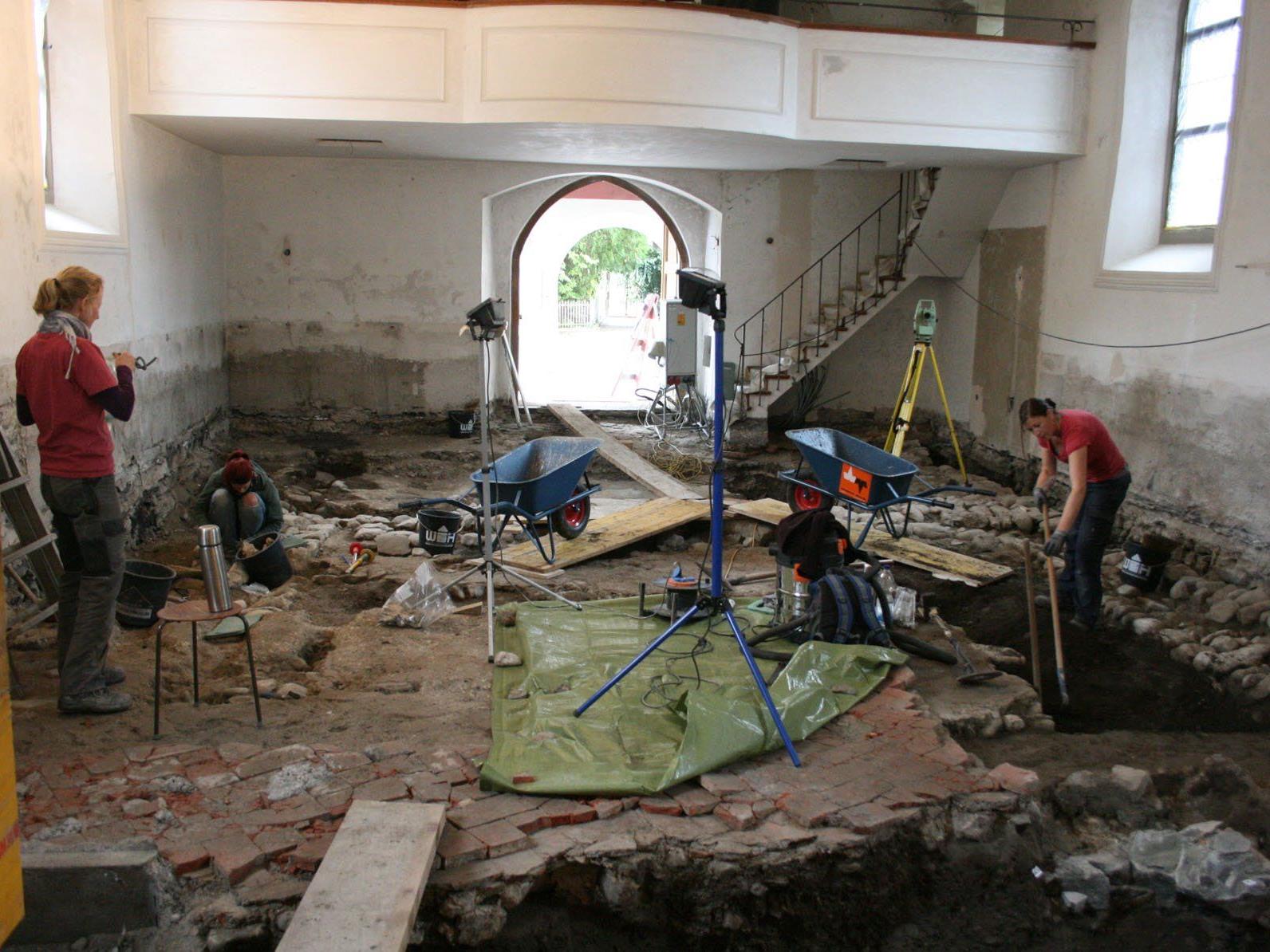 Beim Tag der offenen Grabung am Dienstag, 28. Oktober, ab 17.00 Uhr präsentieren Archäologen im Vinomnasaal die Ergebnisse der Grabungen in der St. Peter-Kirche.