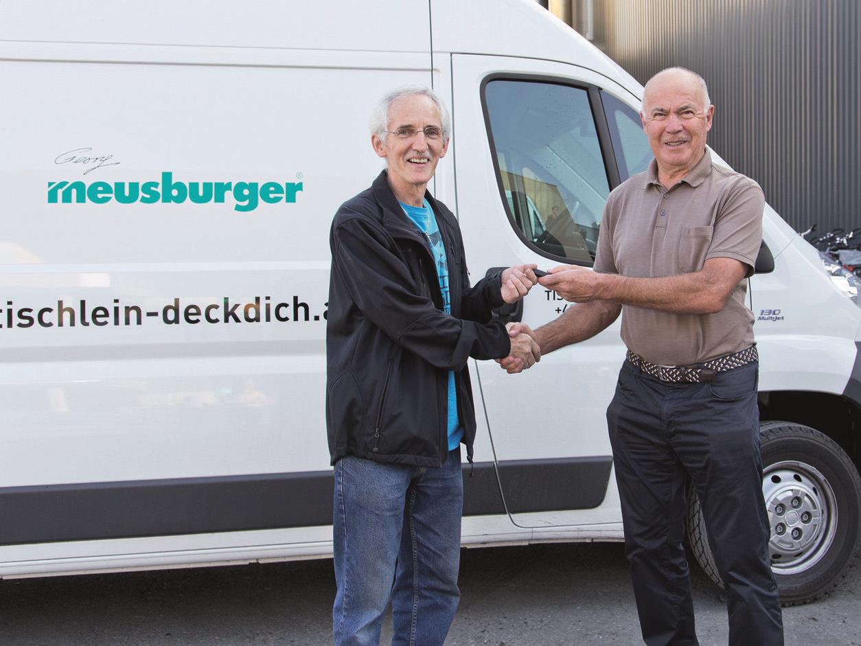 Elmar Stüttler und Georg Meusburger bei der Kühltransporterübergabe.