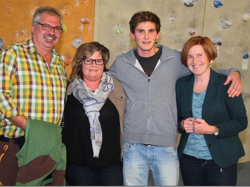 Lukas Köb bei der Ehrung in der K1 mit seinen Eltern und Stadträtin Marie Louise Hinterauer.