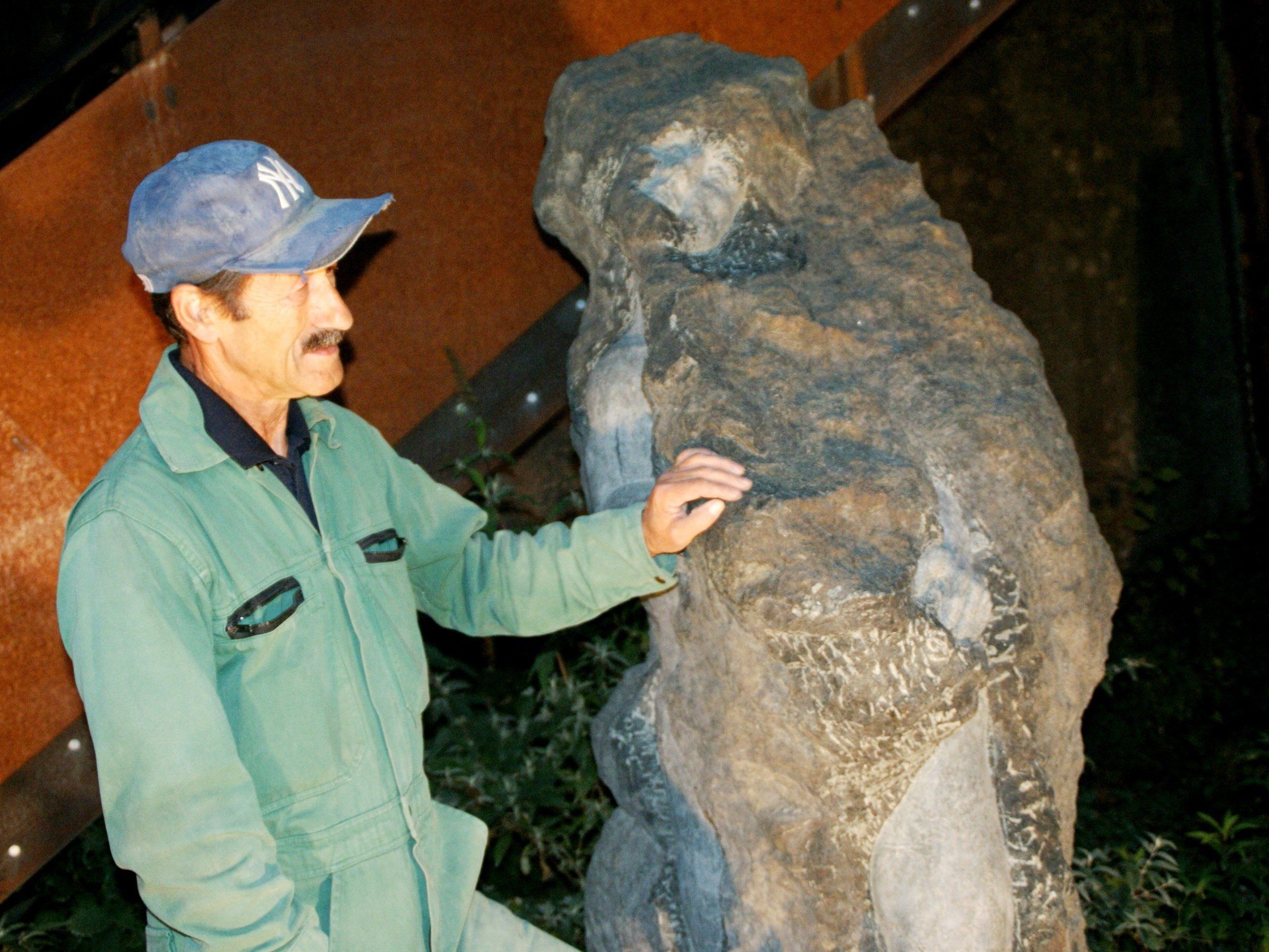 Franz Rüf zeigt seine Skulptur aus Vulkanstein Franz Rüf zeigt seine Skulptur aus Vulkanstein
