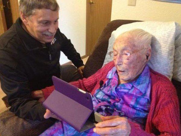 Die 114-Jährige ist auch in ihrem hohen Alter noch interessiert an der neuesten Technik.